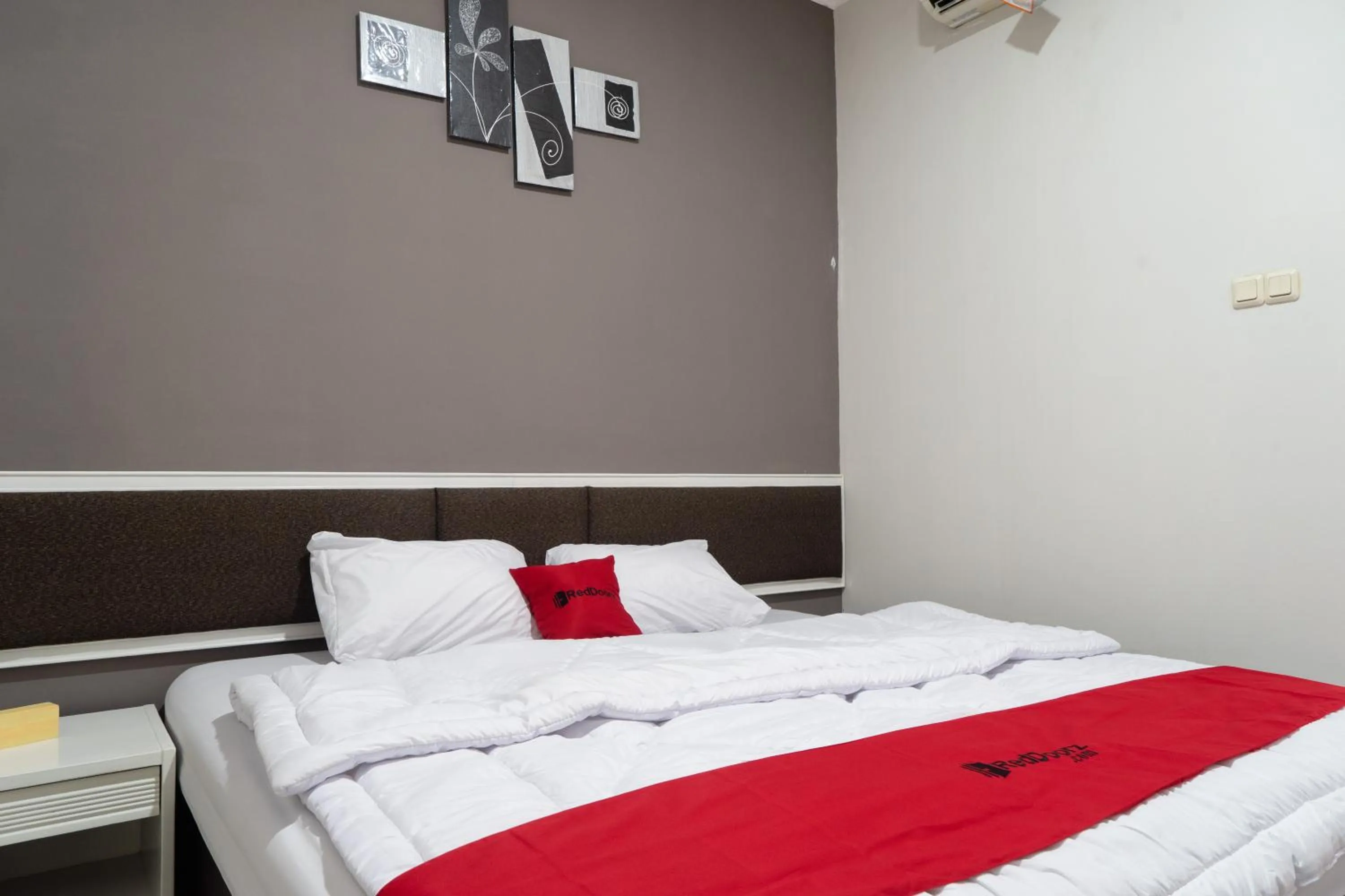 Bedroom, Bed in RedDoorz Plus @ Sawah Besar