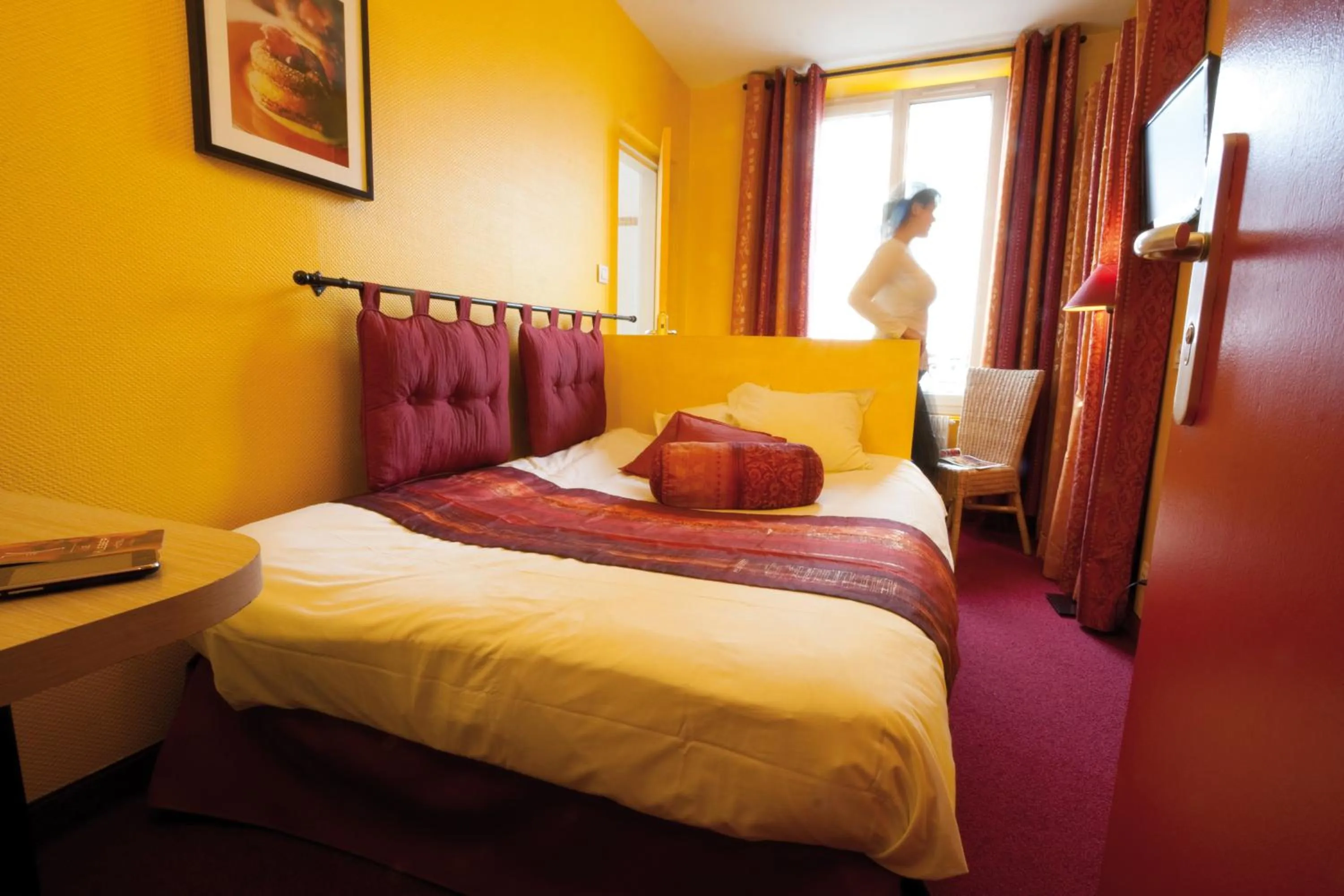 Photo of the whole room, Bed in Le Kléber Hôtel