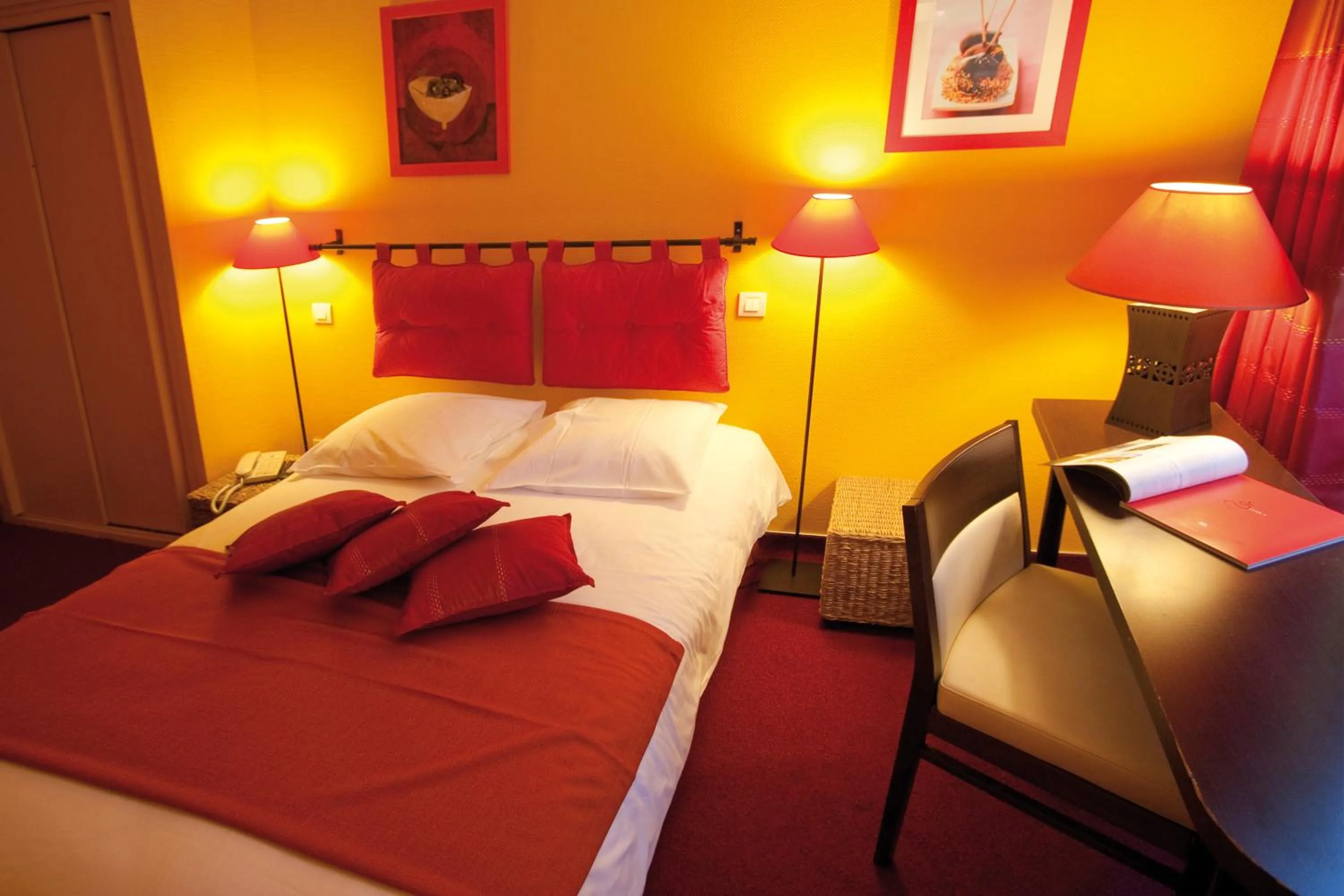 Photo of the whole room, Bed in Le Kléber Hôtel