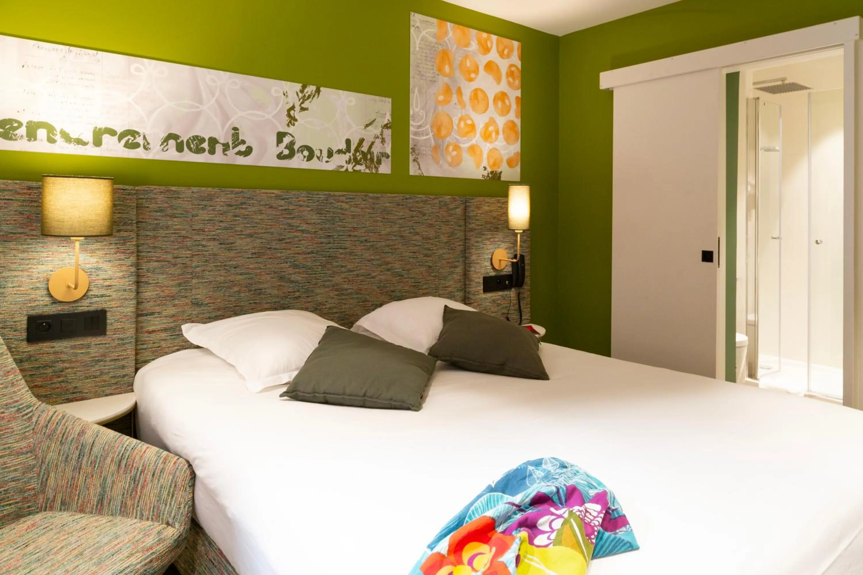 Bed in Le Kléber Hôtel