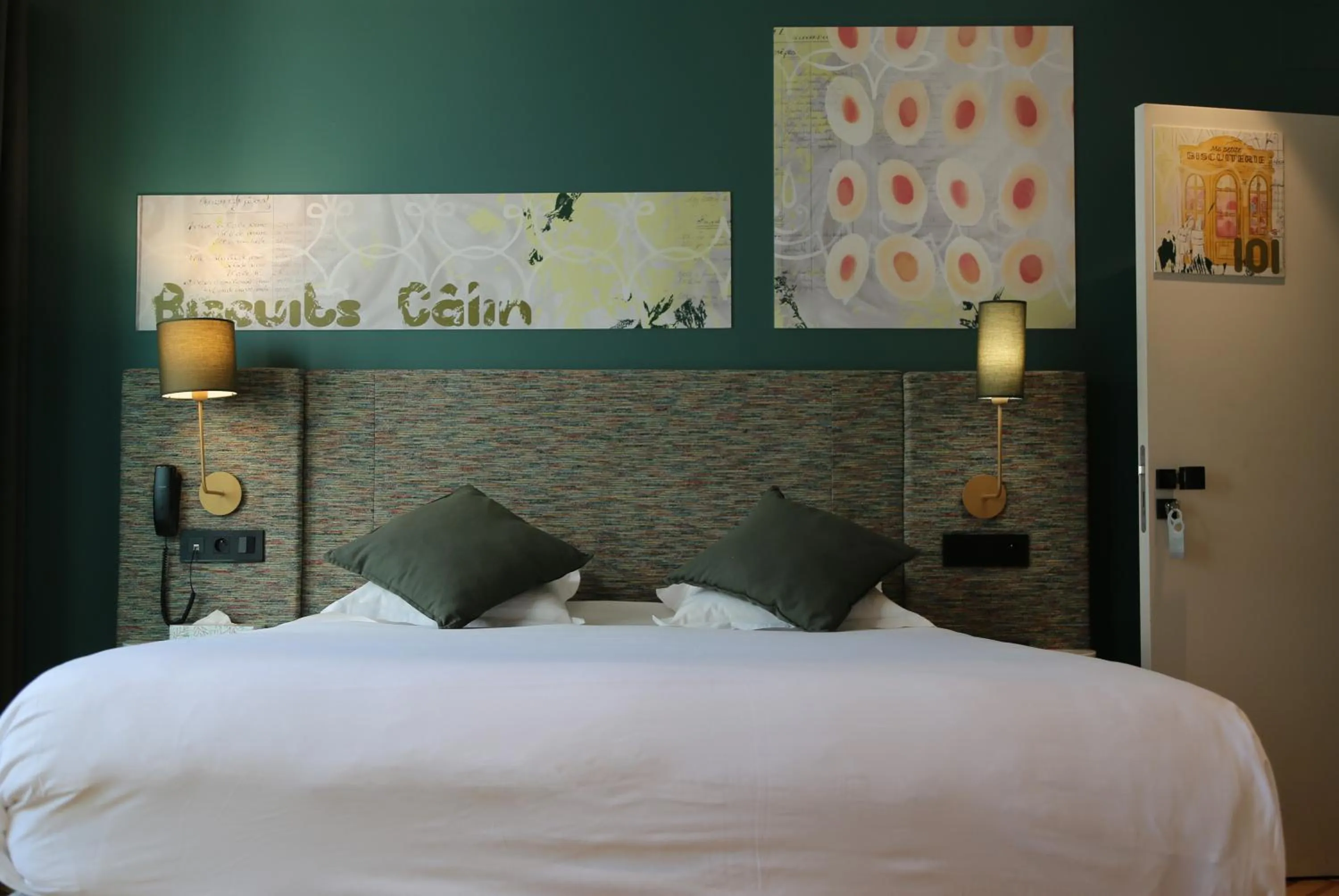 Bed in Le Kléber Hôtel