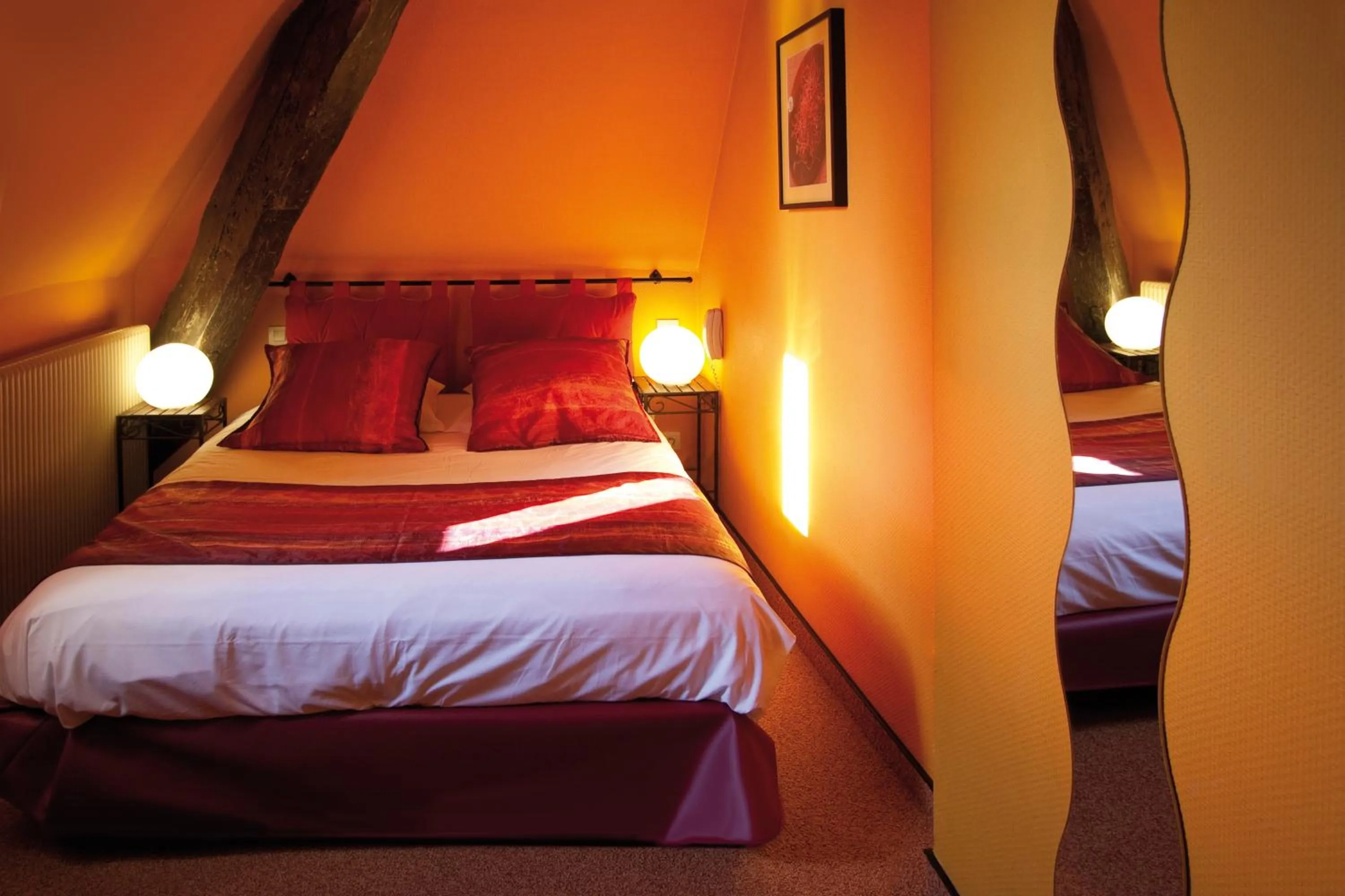 Photo of the whole room, Bed in Le Kléber Hôtel