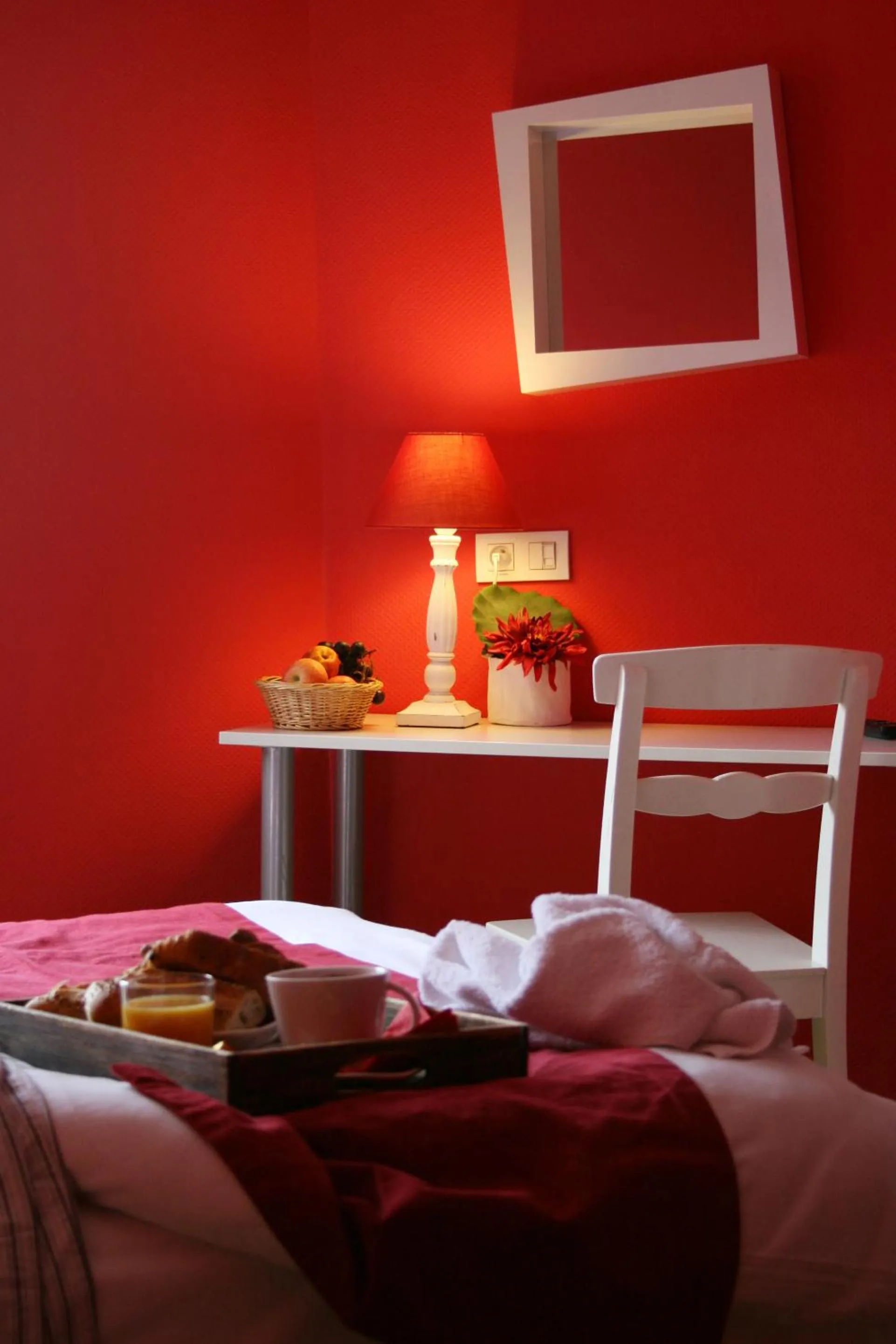 Photo of the whole room, Bed in Le Kléber Hôtel