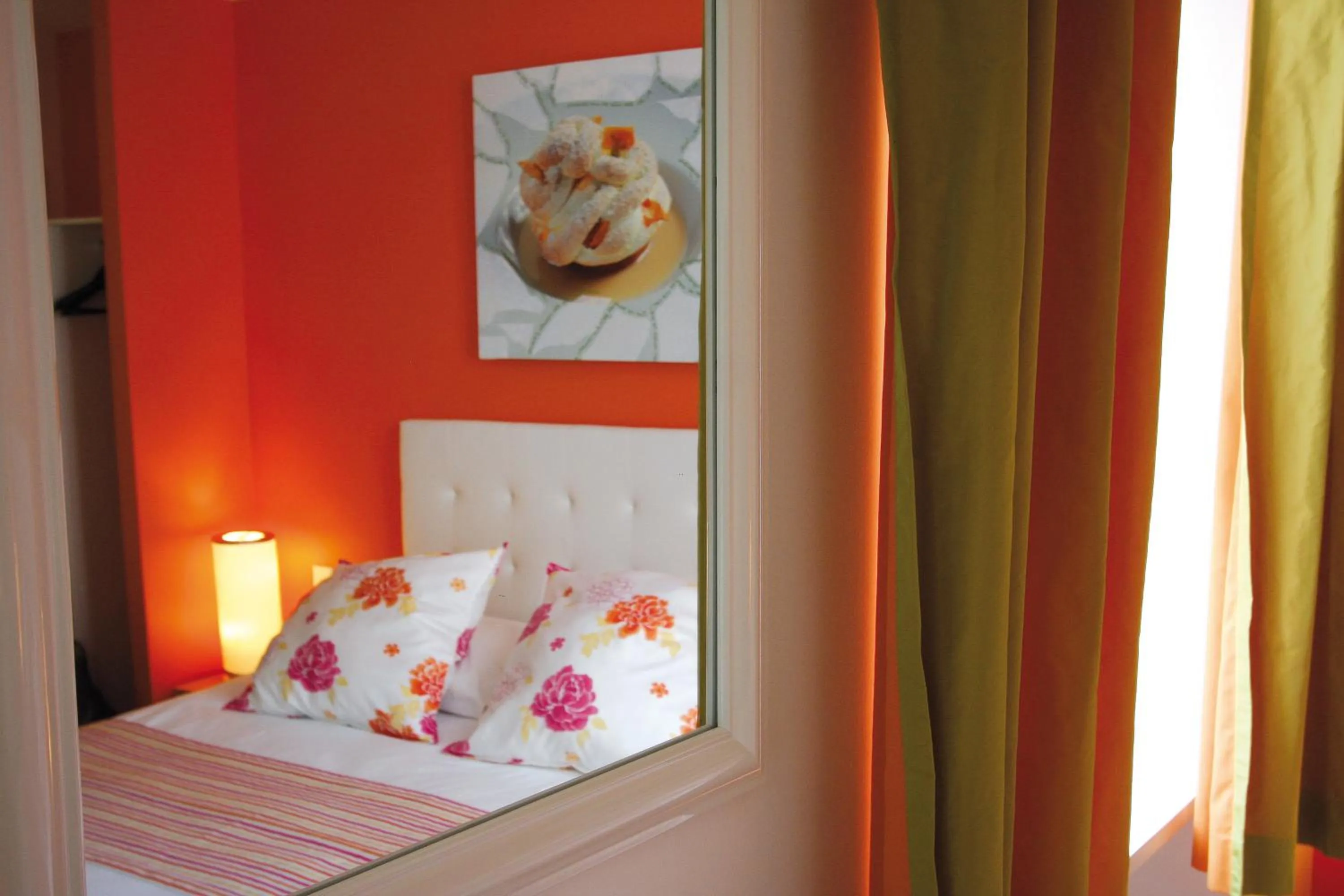 Photo of the whole room, Bed in Le Kléber Hôtel