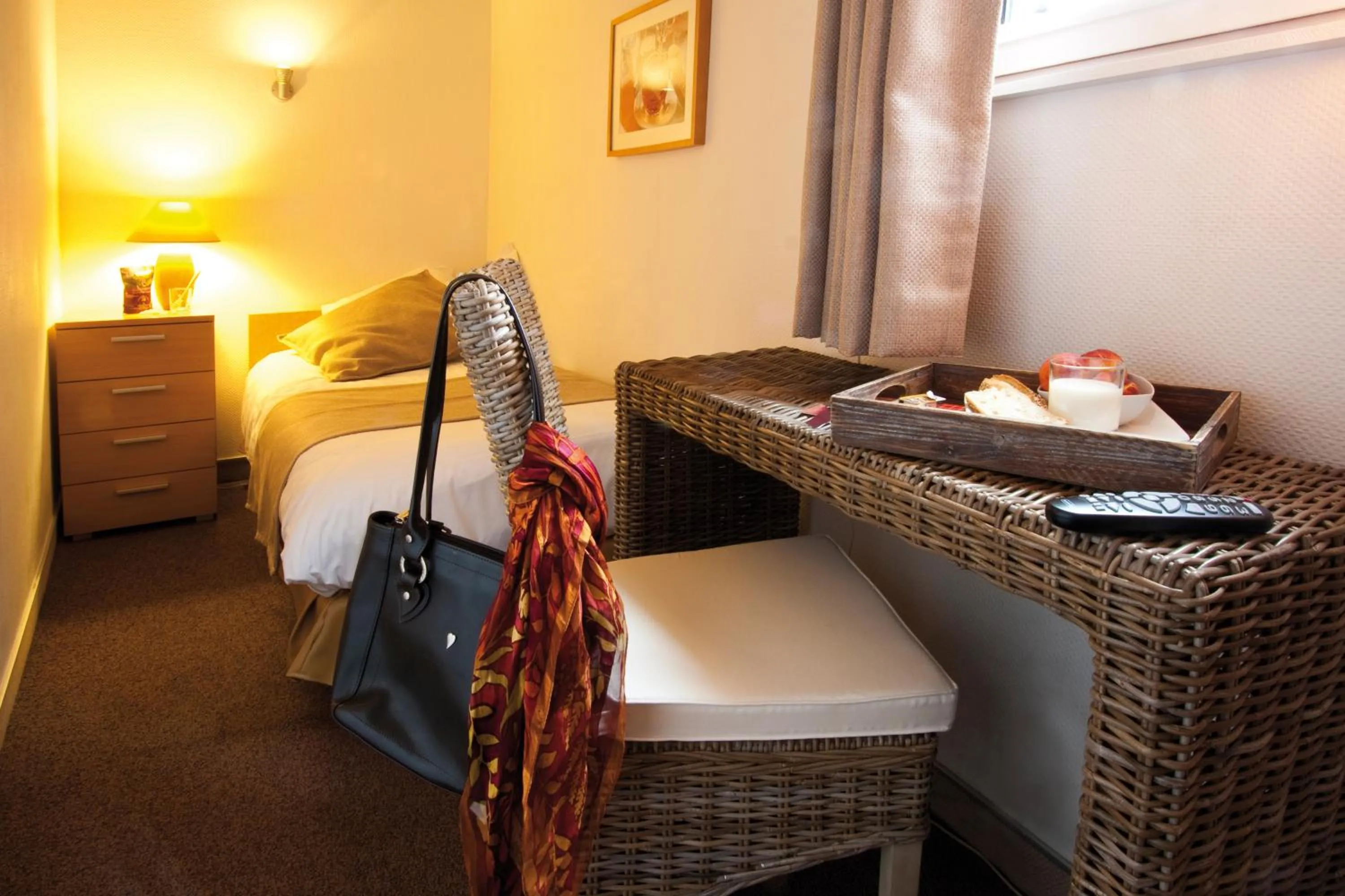 Seating area, Bed in Le Kléber Hôtel