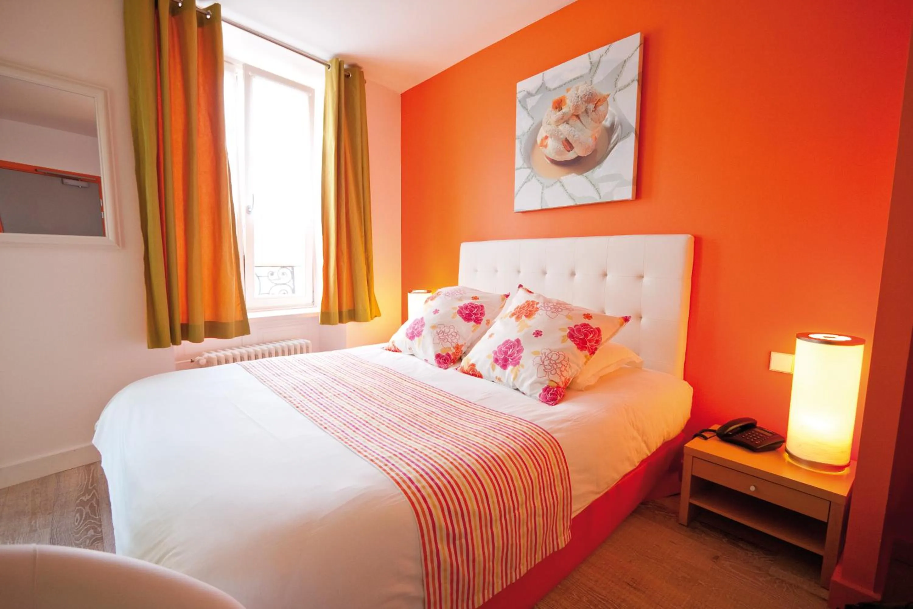 Photo of the whole room, Bed in Le Kléber Hôtel