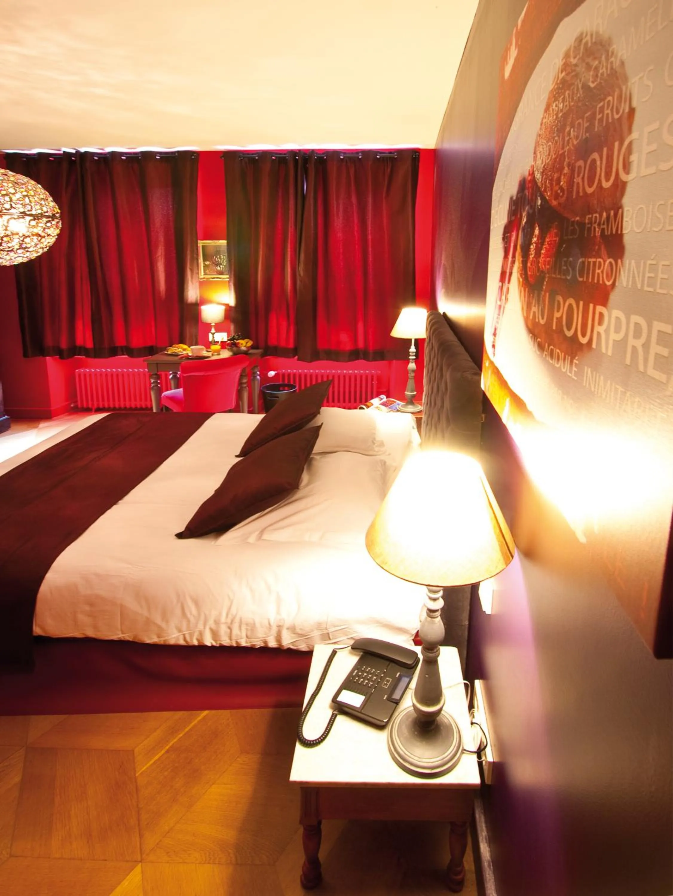 Photo of the whole room, Bed in Le Kléber Hôtel
