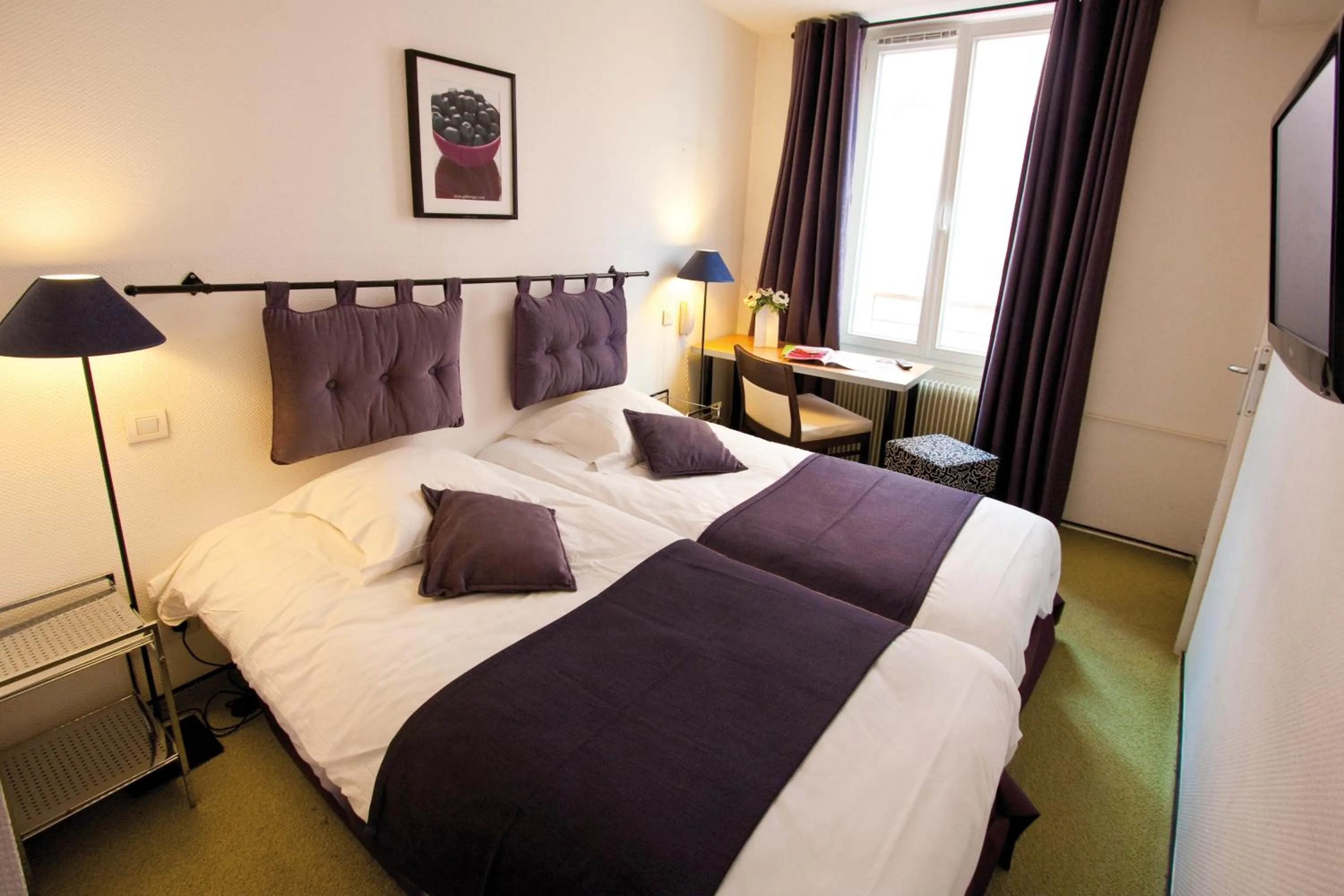 Photo of the whole room, Bed in Le Kléber Hôtel