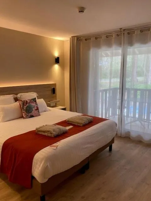 Bed in Hôtel & Spa Vitalparc, The Originals Collection