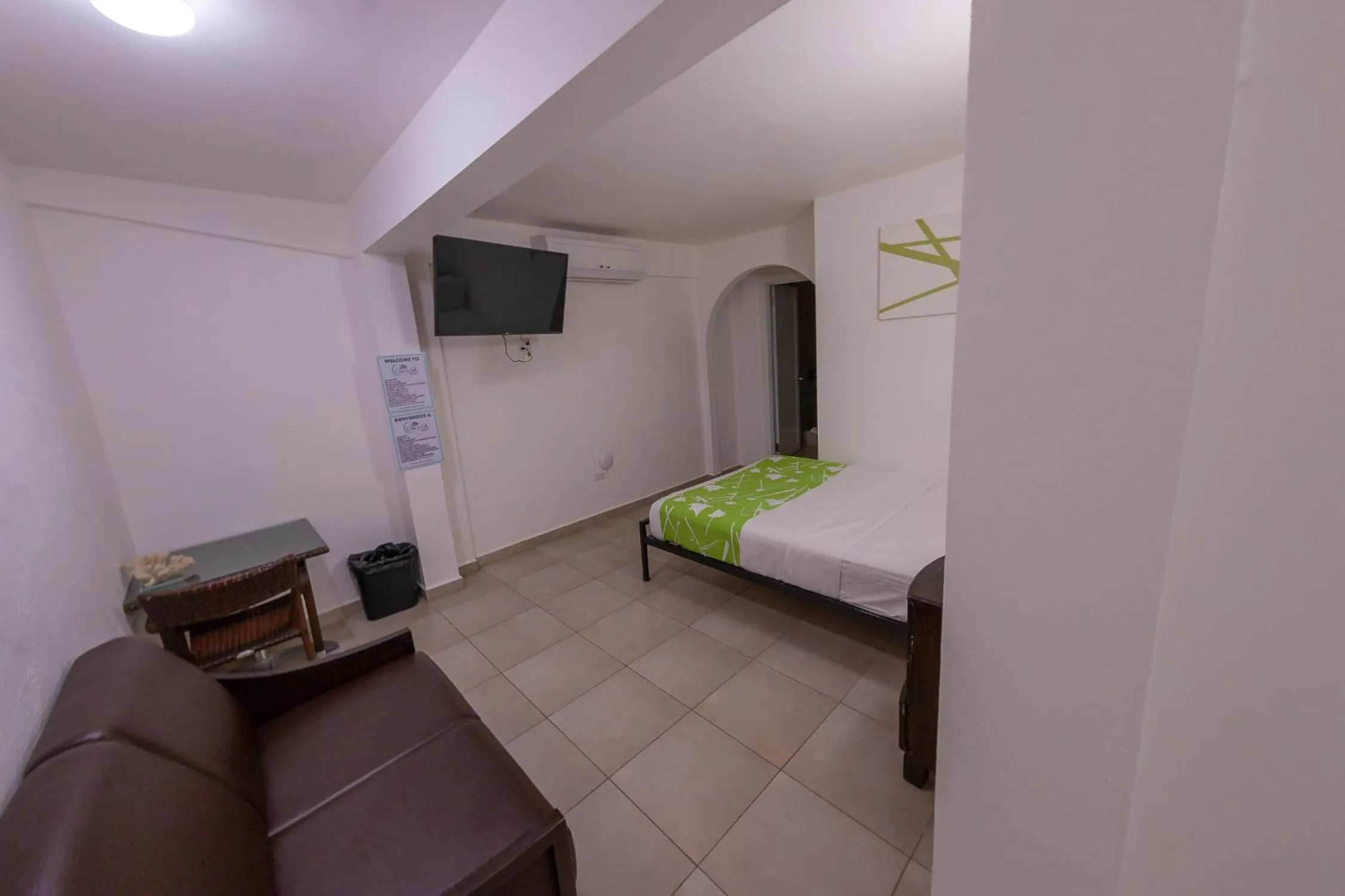 TV and multimedia in Casa Verde Hotel - Steps to the Beach, Pool, Restaurant & Bar