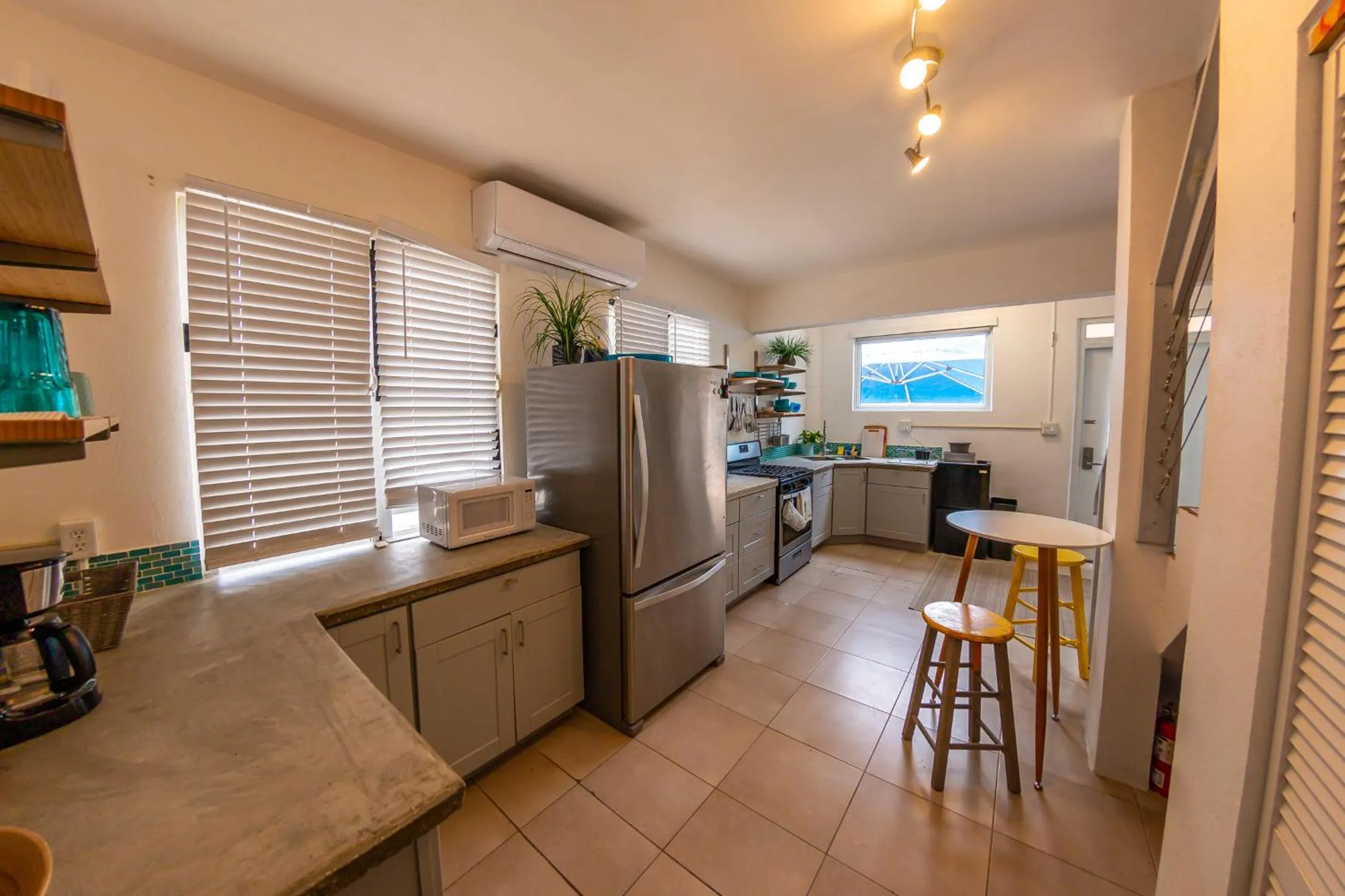 Kitchen or kitchenette in Casa Verde Hotel - Steps to the Beach, Pool, Restaurant & Bar