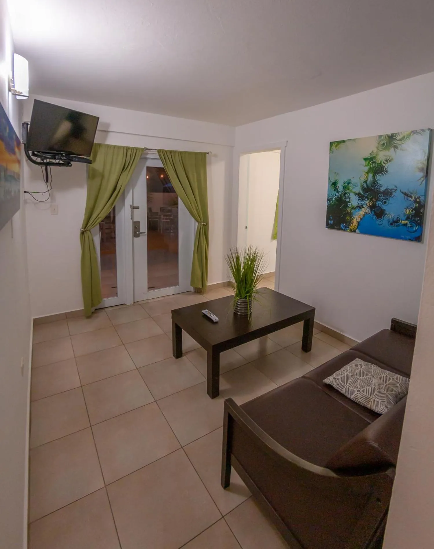 TV and multimedia in Casa Verde Hotel - Steps to the Beach, Pool, Restaurant & Bar