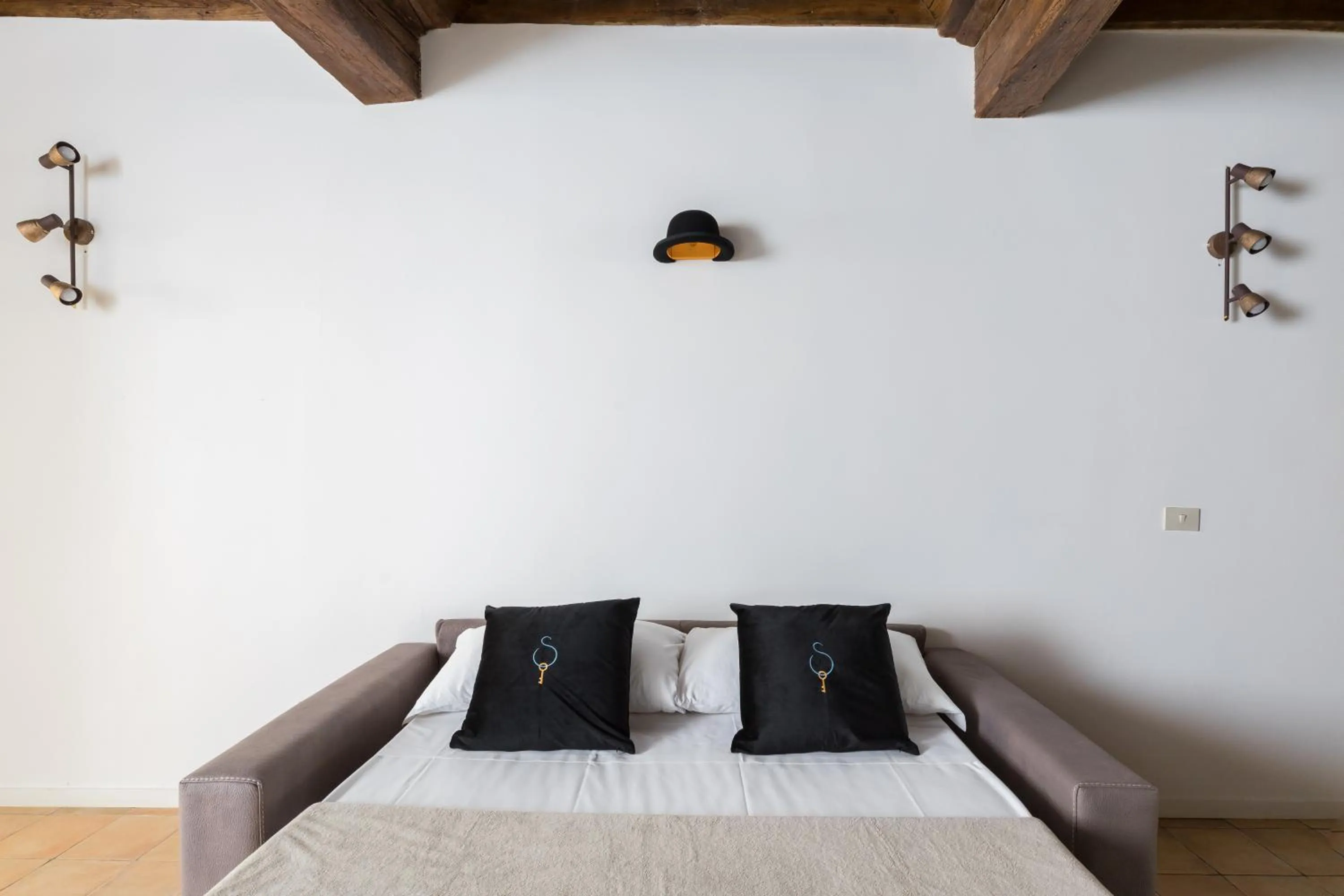 Bed in A World Aparts - 13 T.Argentina