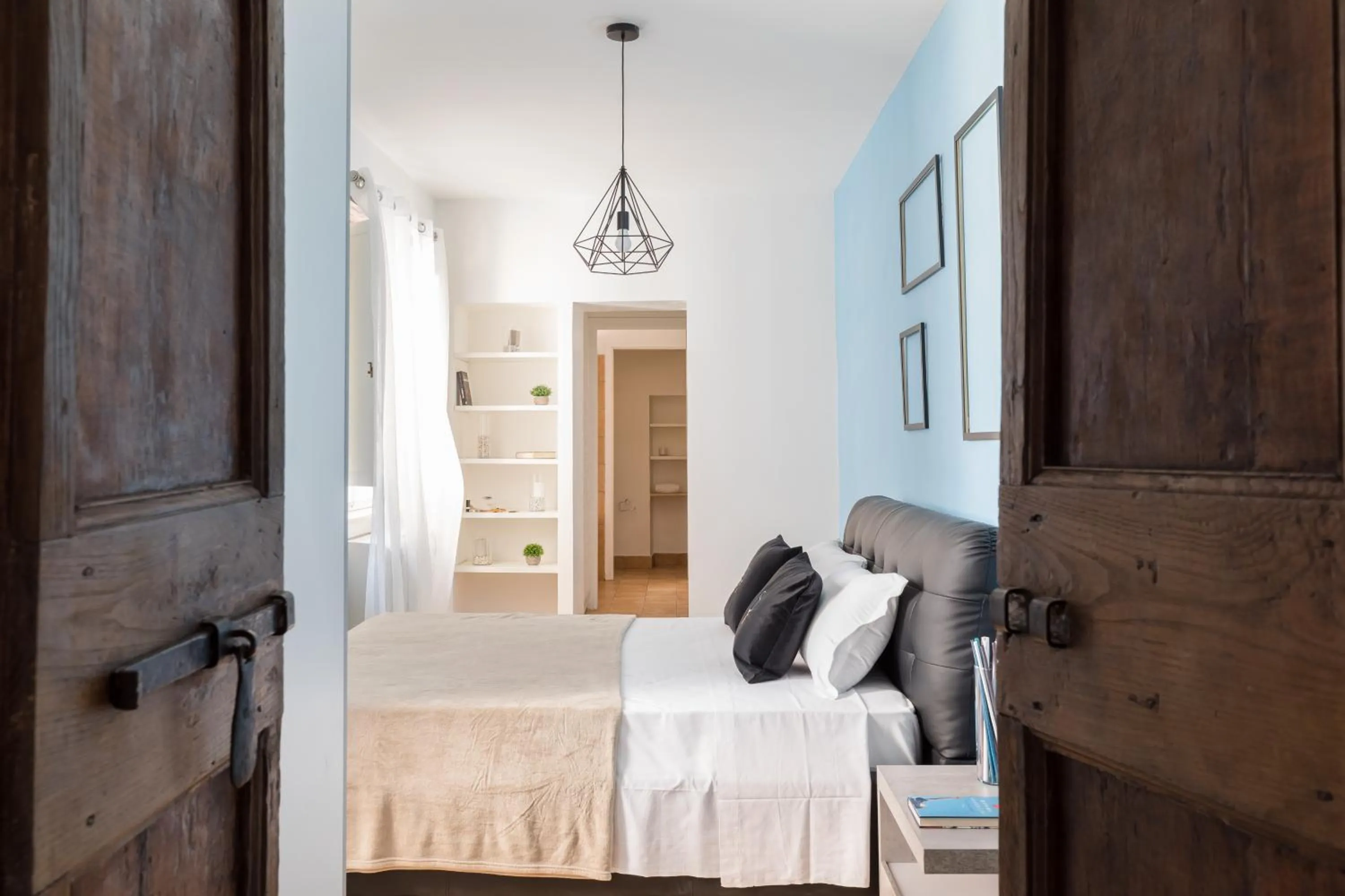 Bed in A World Aparts - 13 T.Argentina