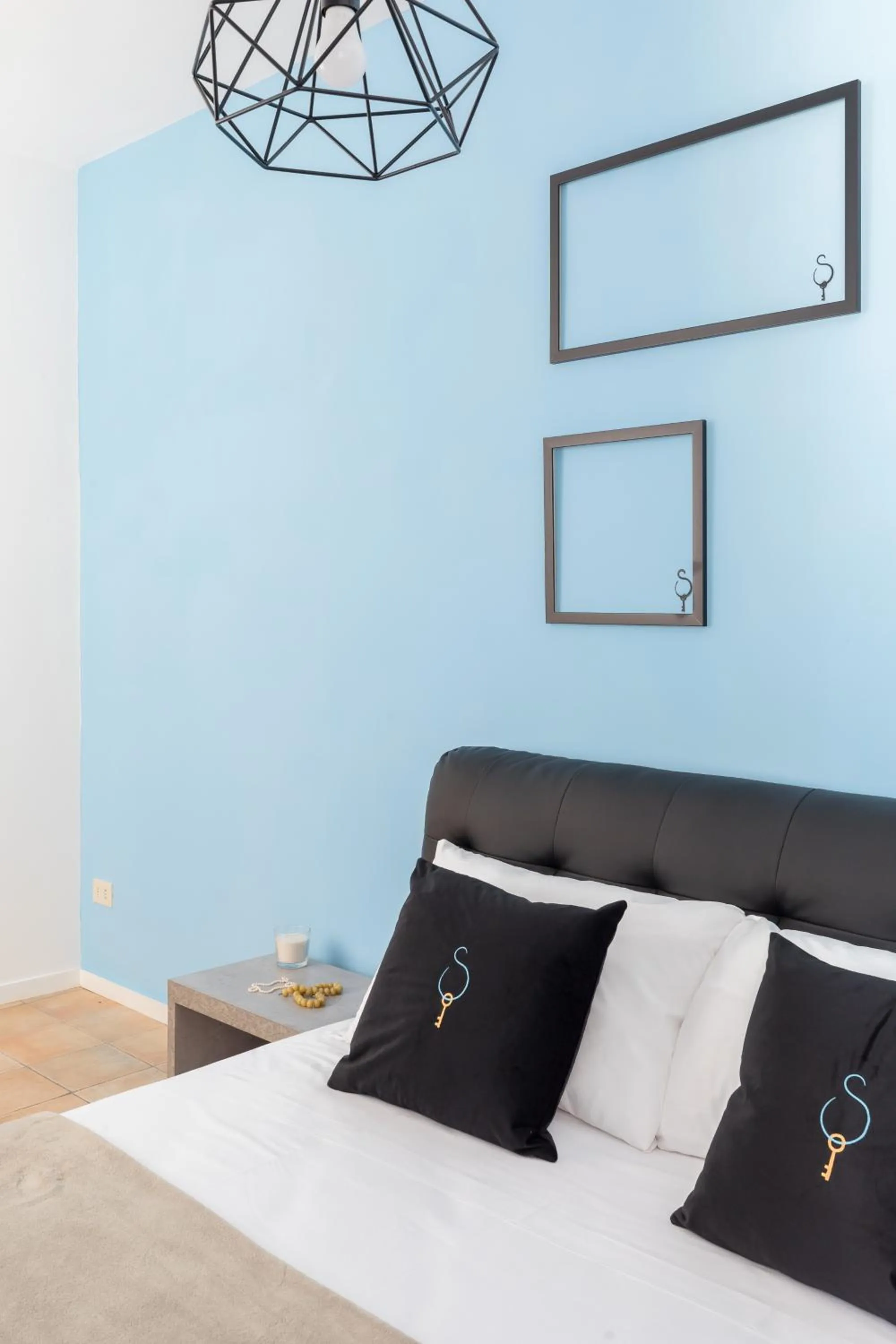 Bed in A World Aparts - 13 T.Argentina