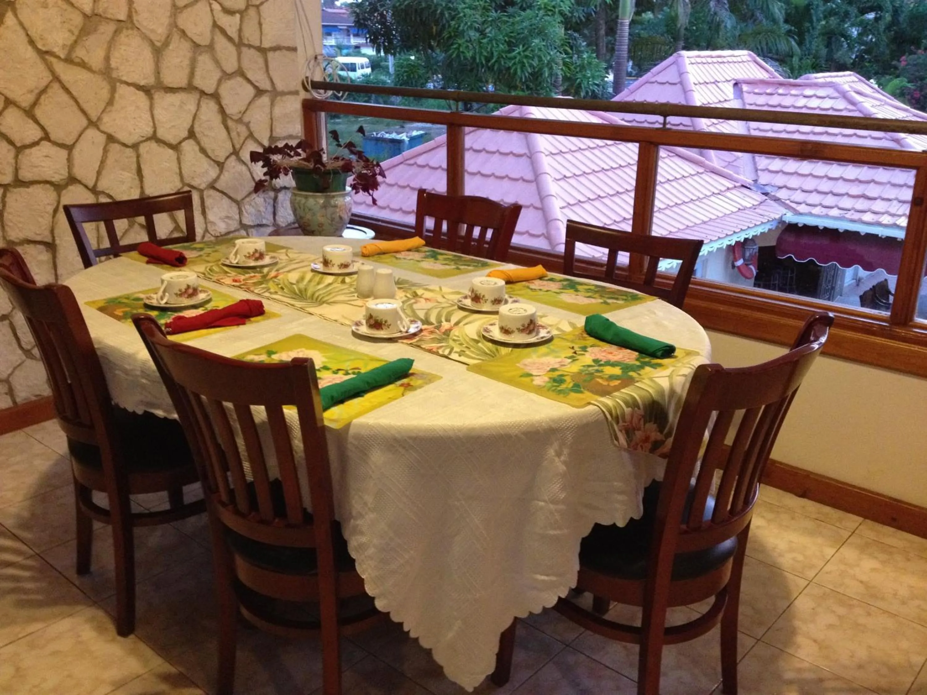 Restaurant/places to eat in Rayon Hotel