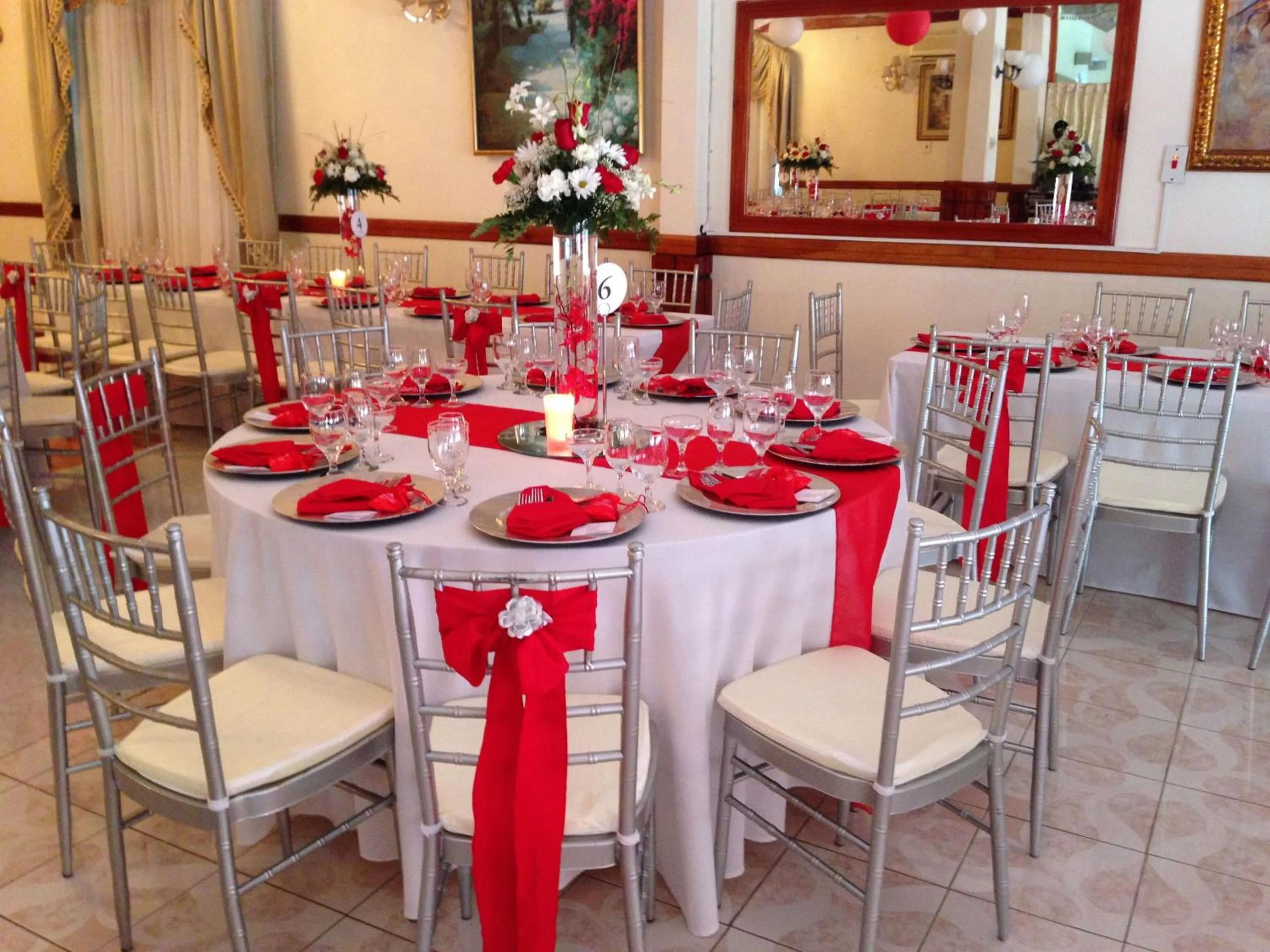 Restaurant/places to eat in Rayon Hotel