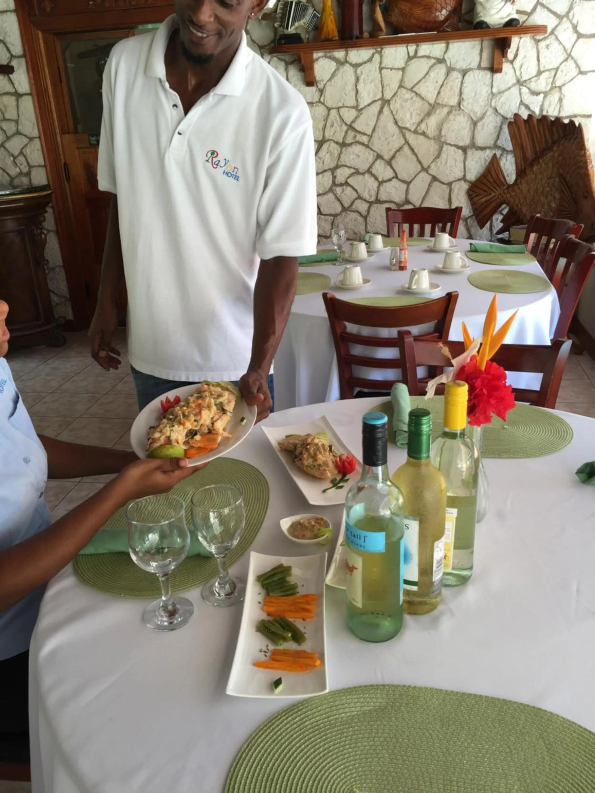 Restaurant/places to eat in Rayon Hotel