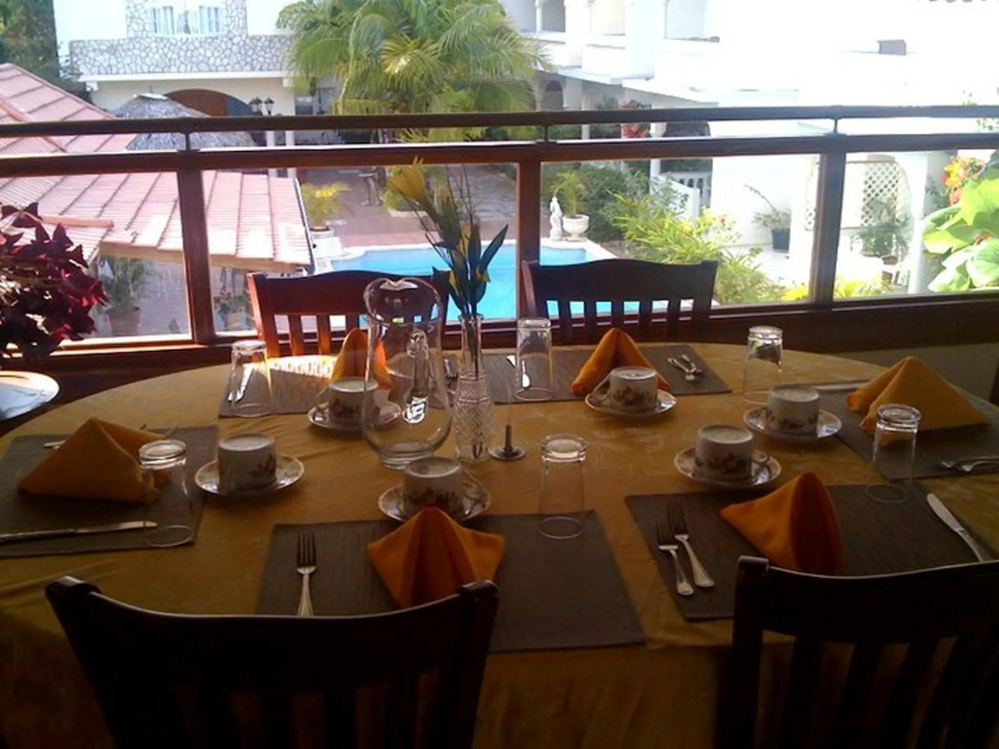 Restaurant/places to eat in Rayon Hotel