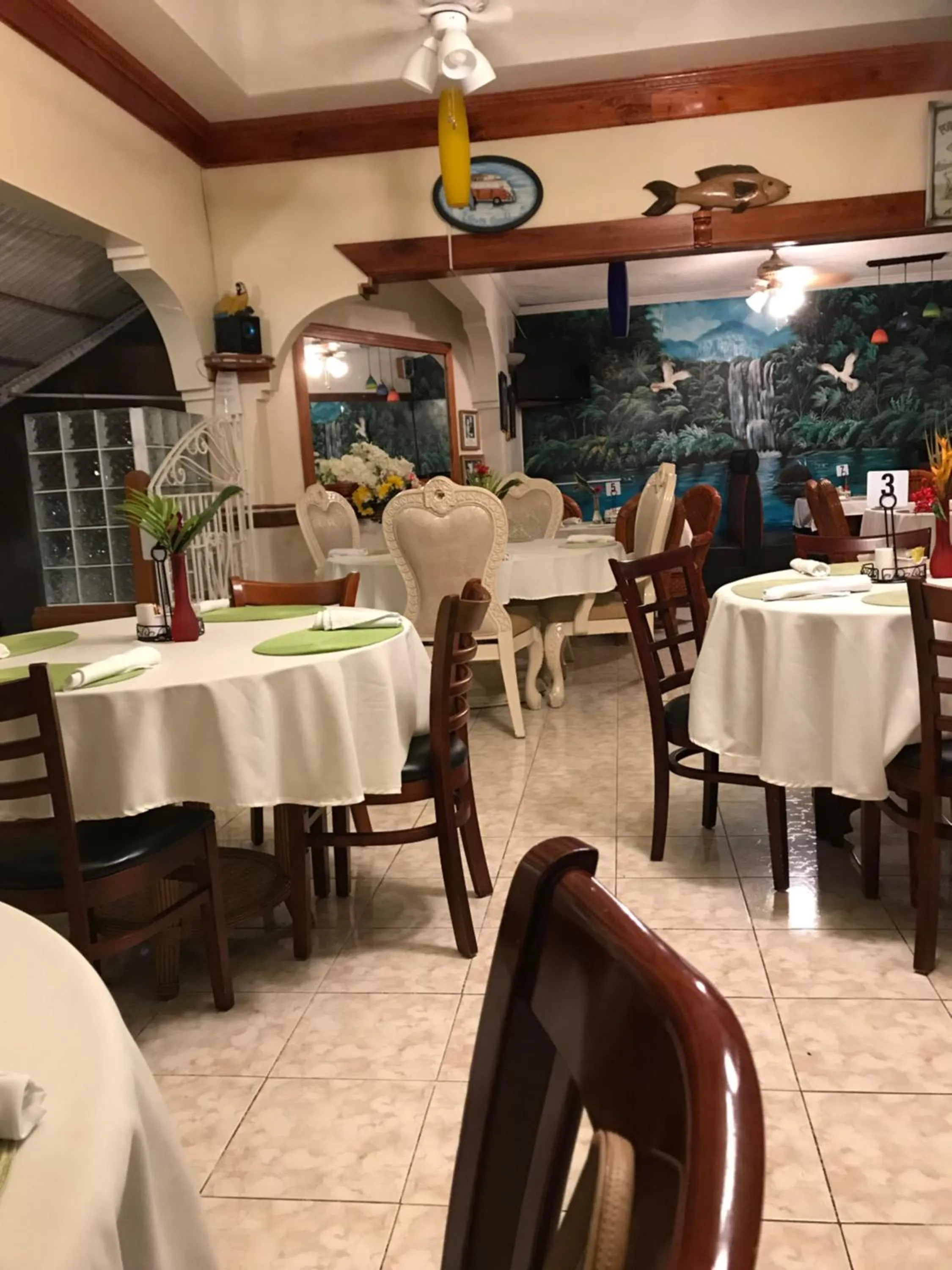 Restaurant/places to eat in Rayon Hotel