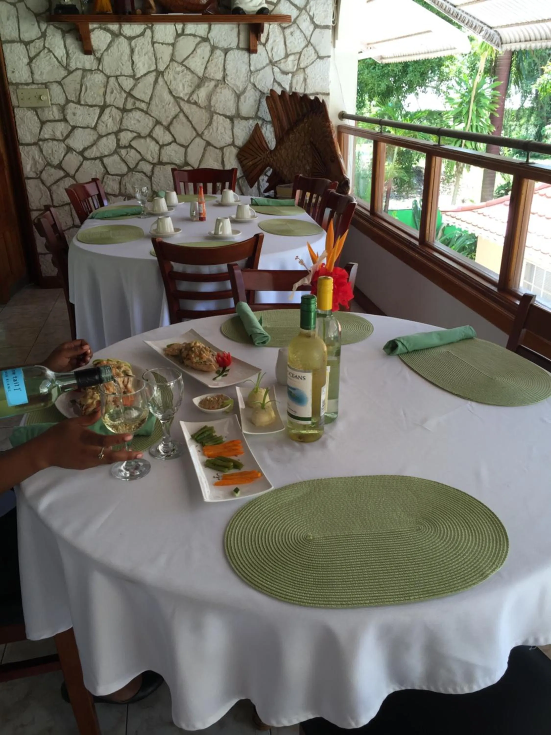 Restaurant/places to eat in Rayon Hotel