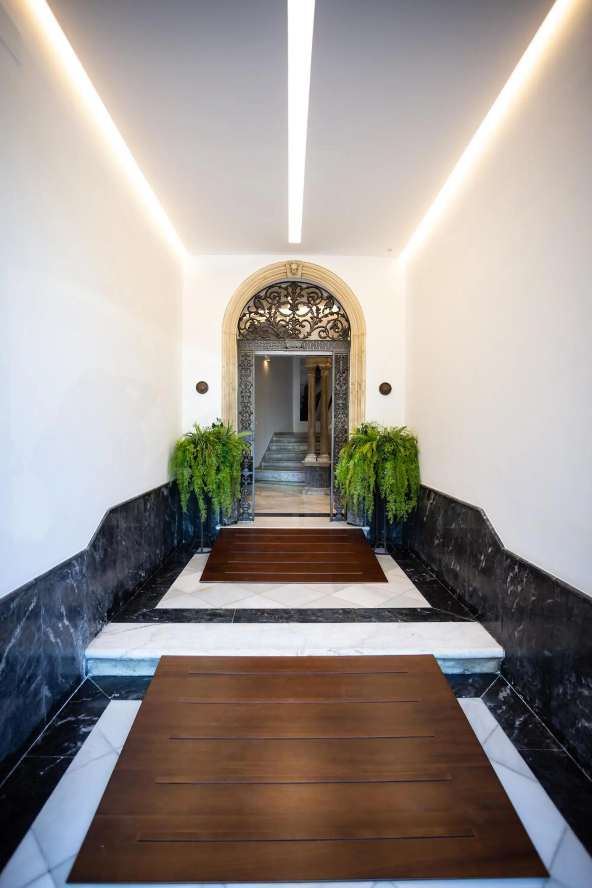 Facade/entrance in Plazuela del Carbón Suites