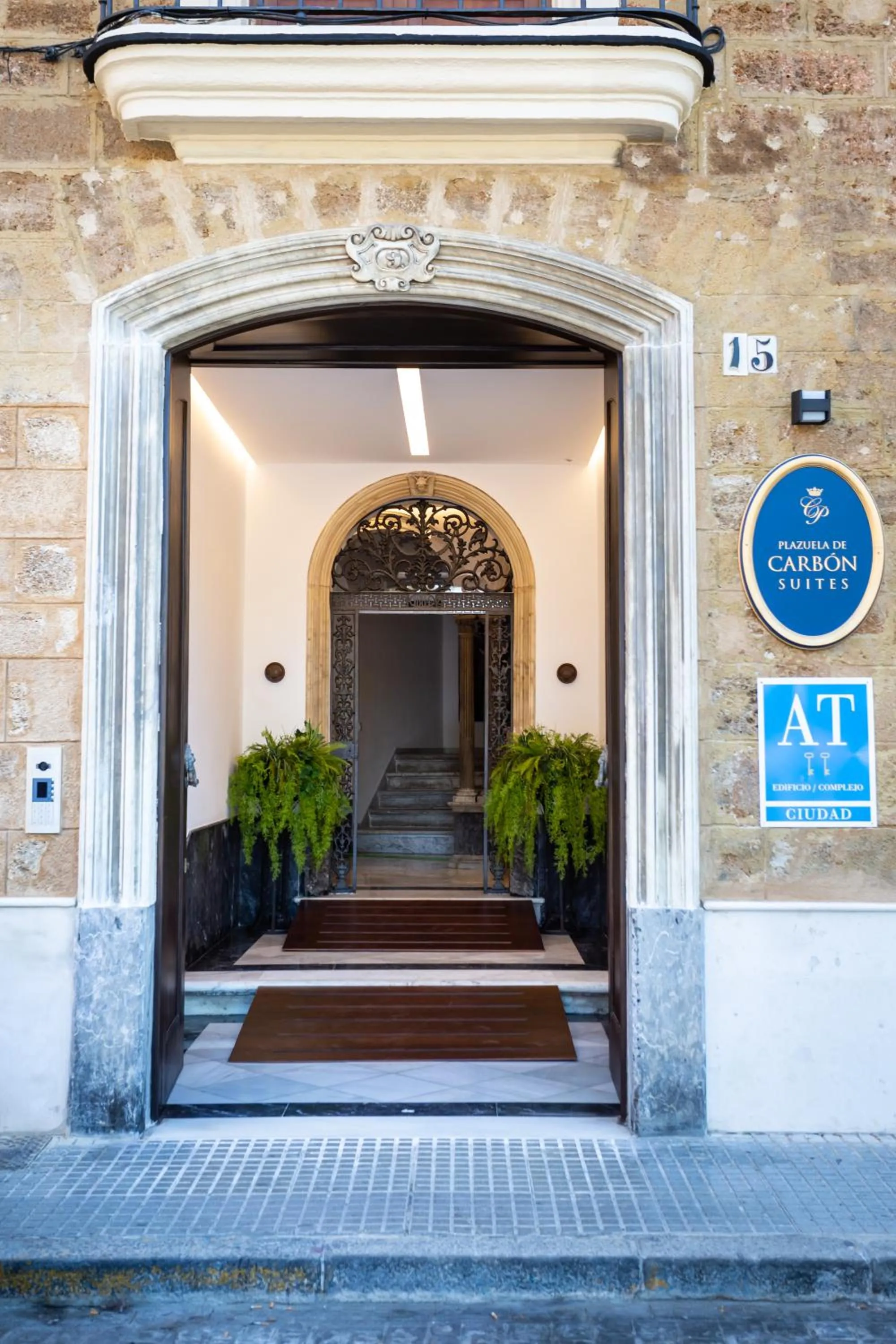 Facade/entrance in Plazuela del Carbón Suites