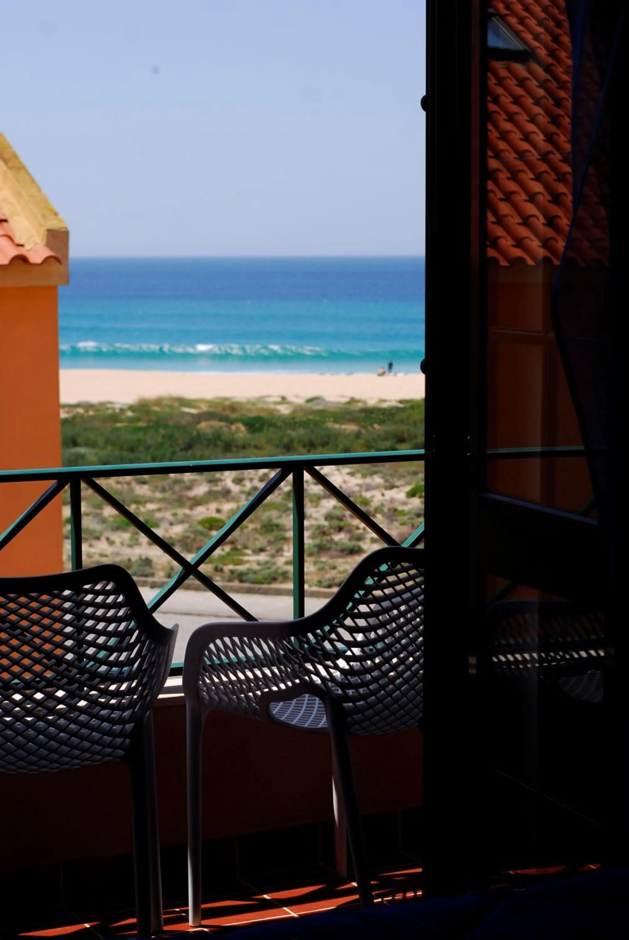 Balcony/Terrace in Supertubos Beach Hostel