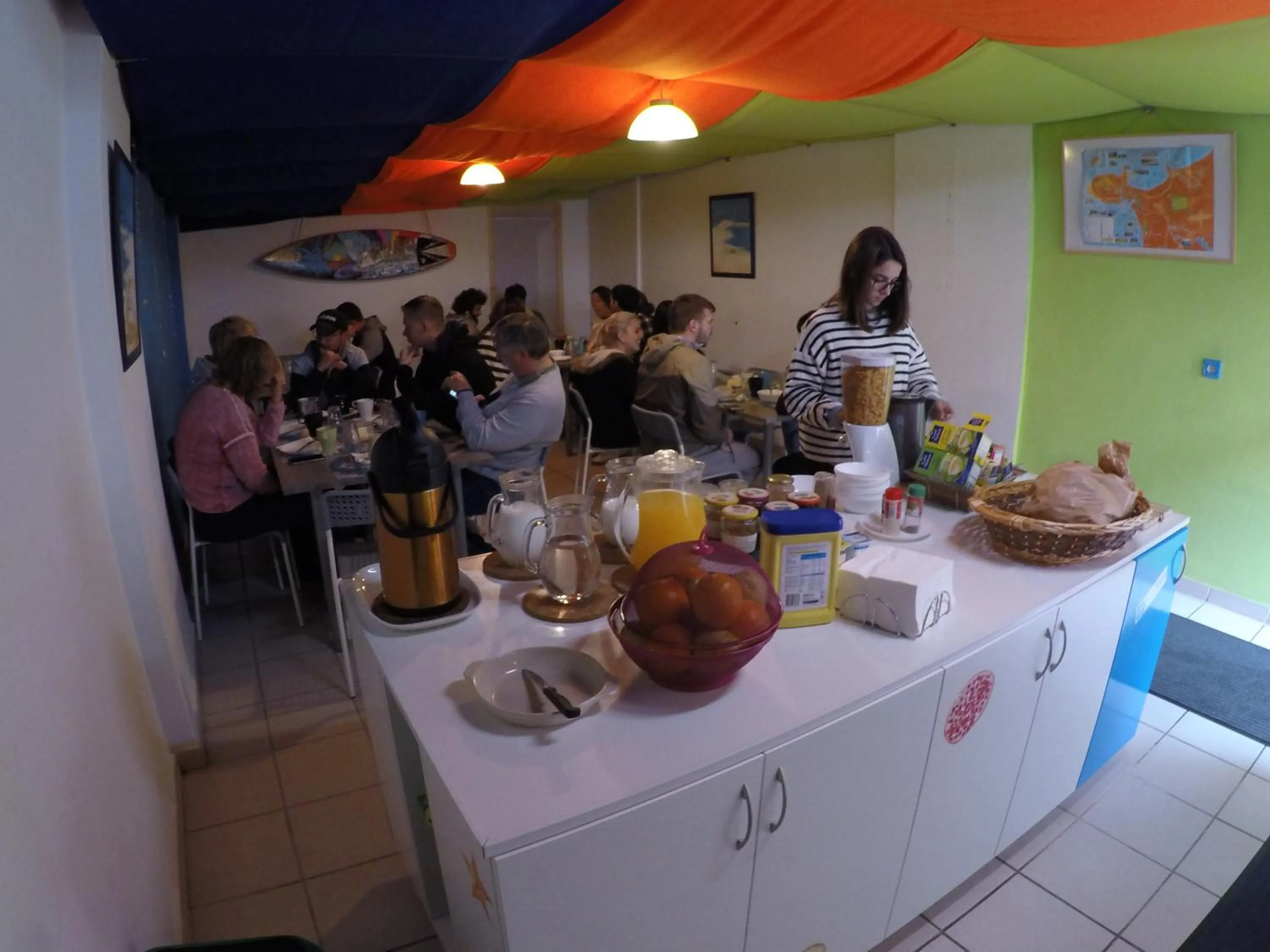 Dining area in Supertubos Beach Hostel