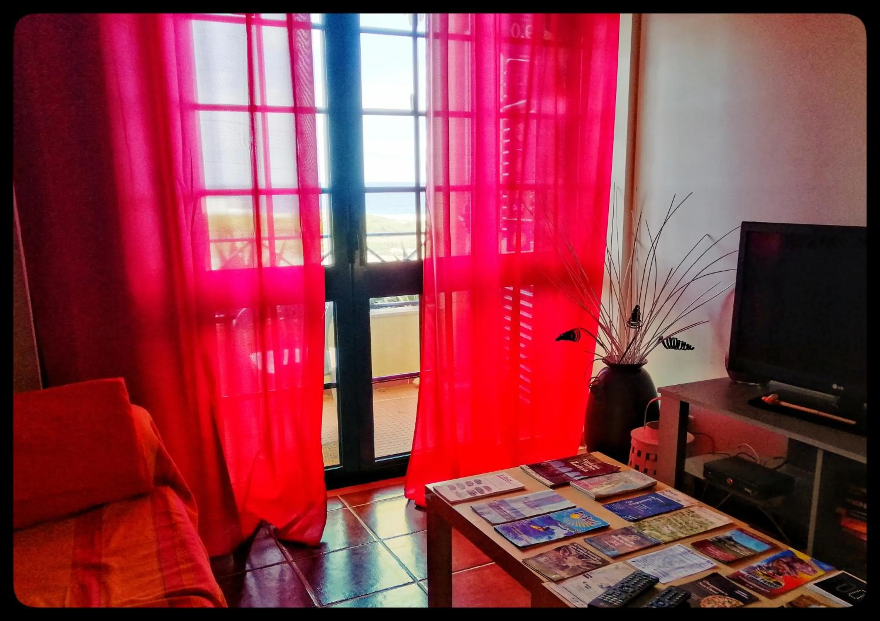 Communal lounge/ TV room in Supertubos Beach Hostel