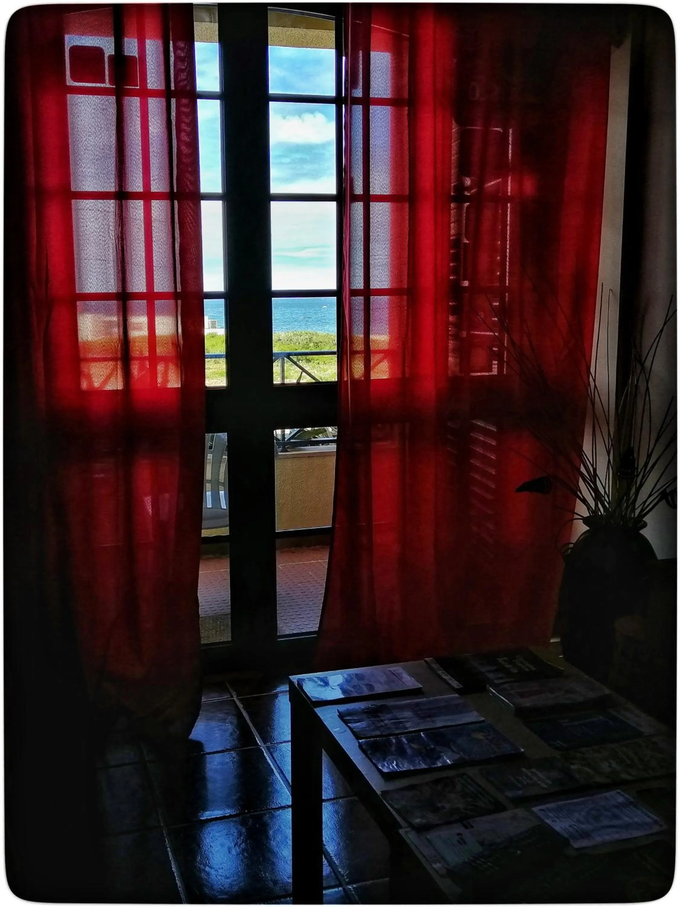Living room in Supertubos Beach Hostel
