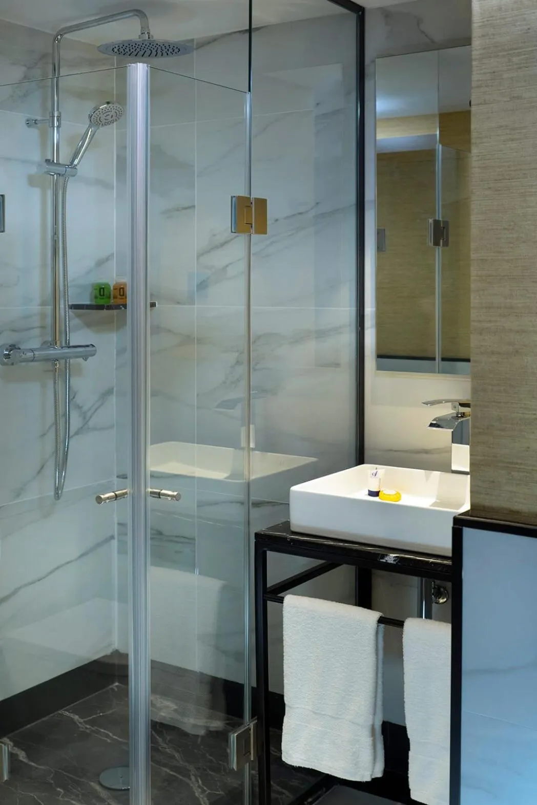 Shower in The Oliver Apartamentos