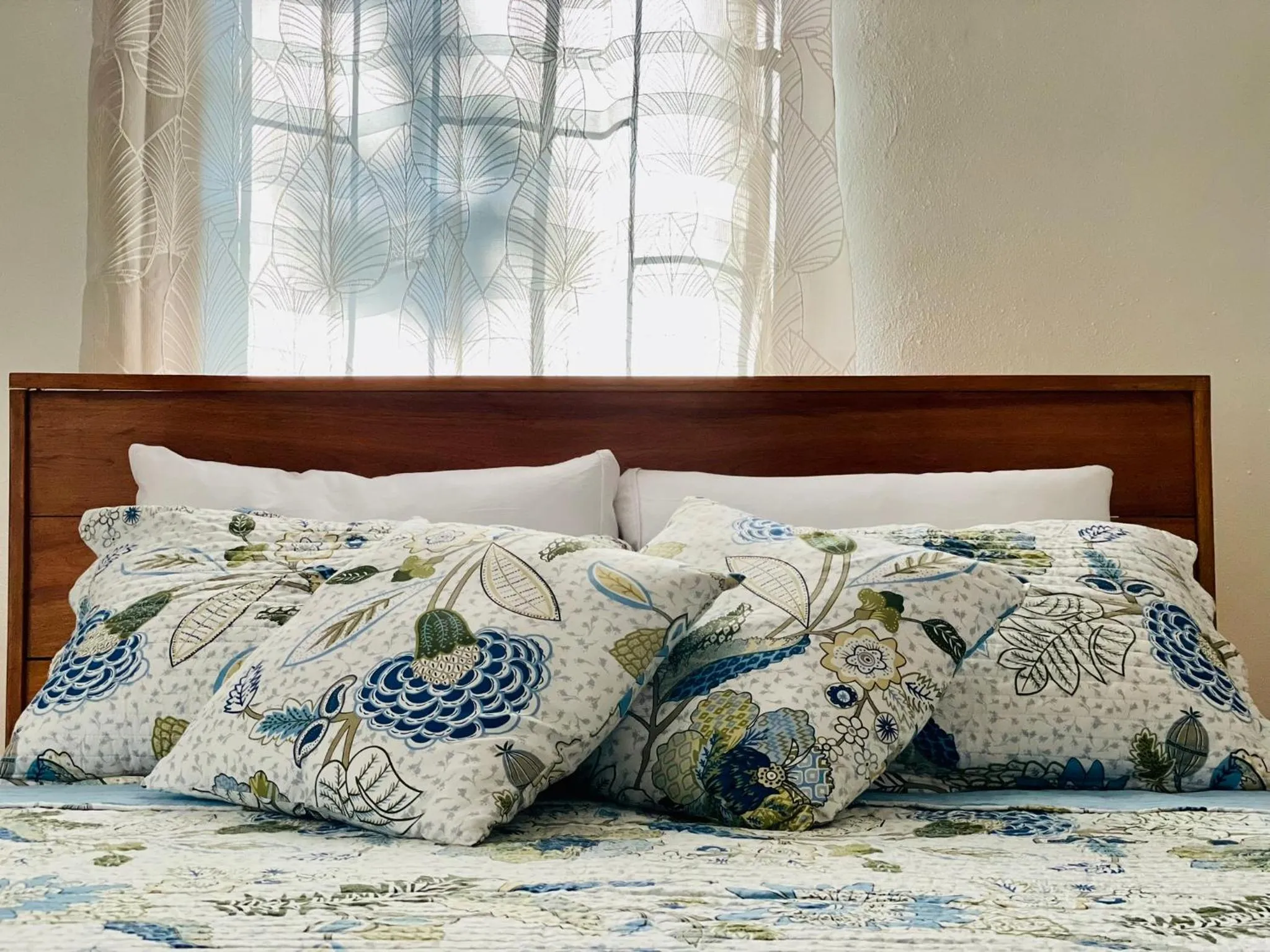 Bed in Mariposa Jungle Lodge