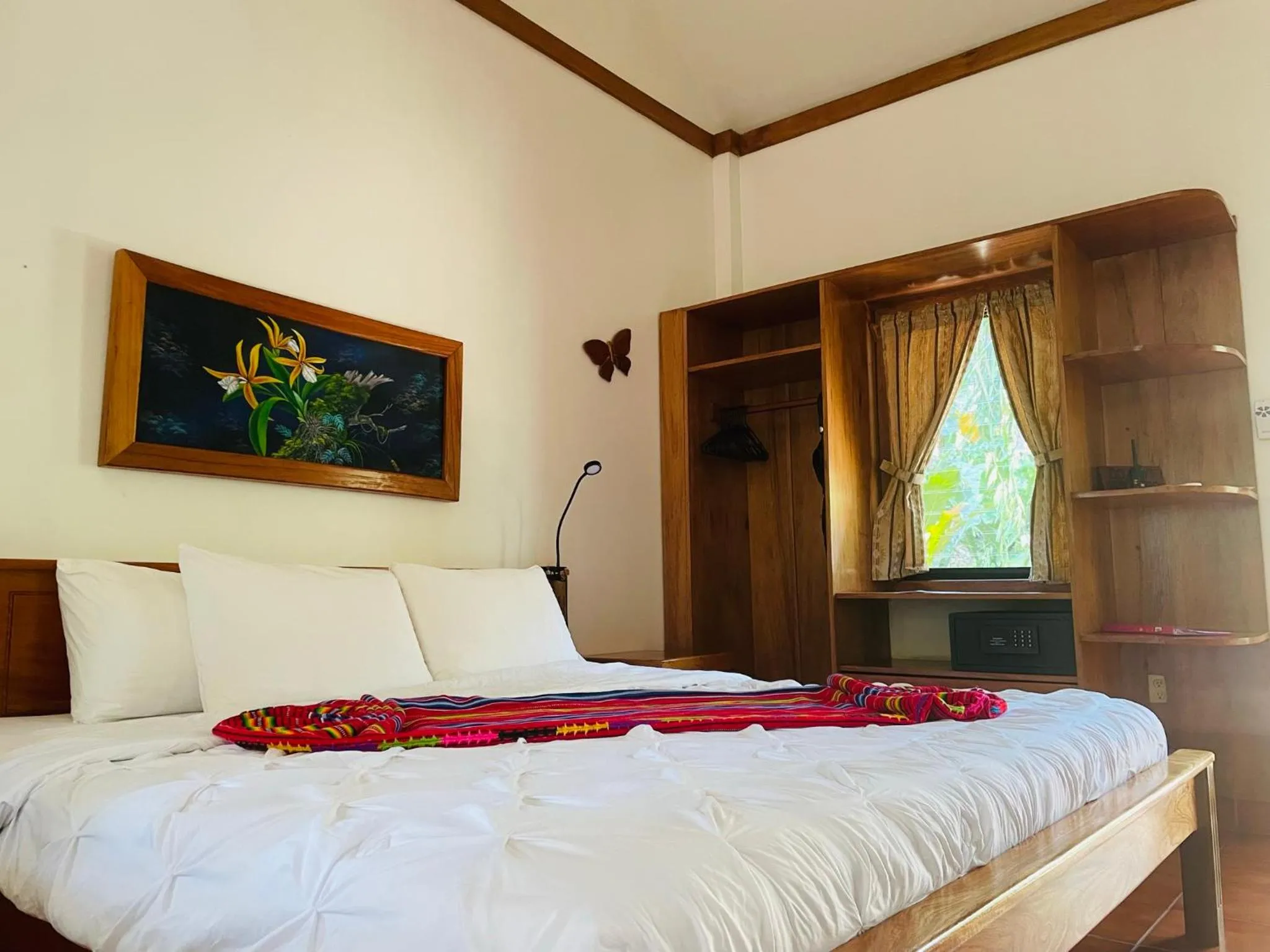 Bed in Mariposa Jungle Lodge