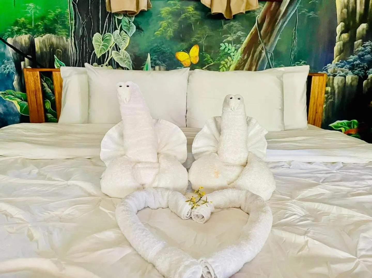 Bed in Mariposa Jungle Lodge