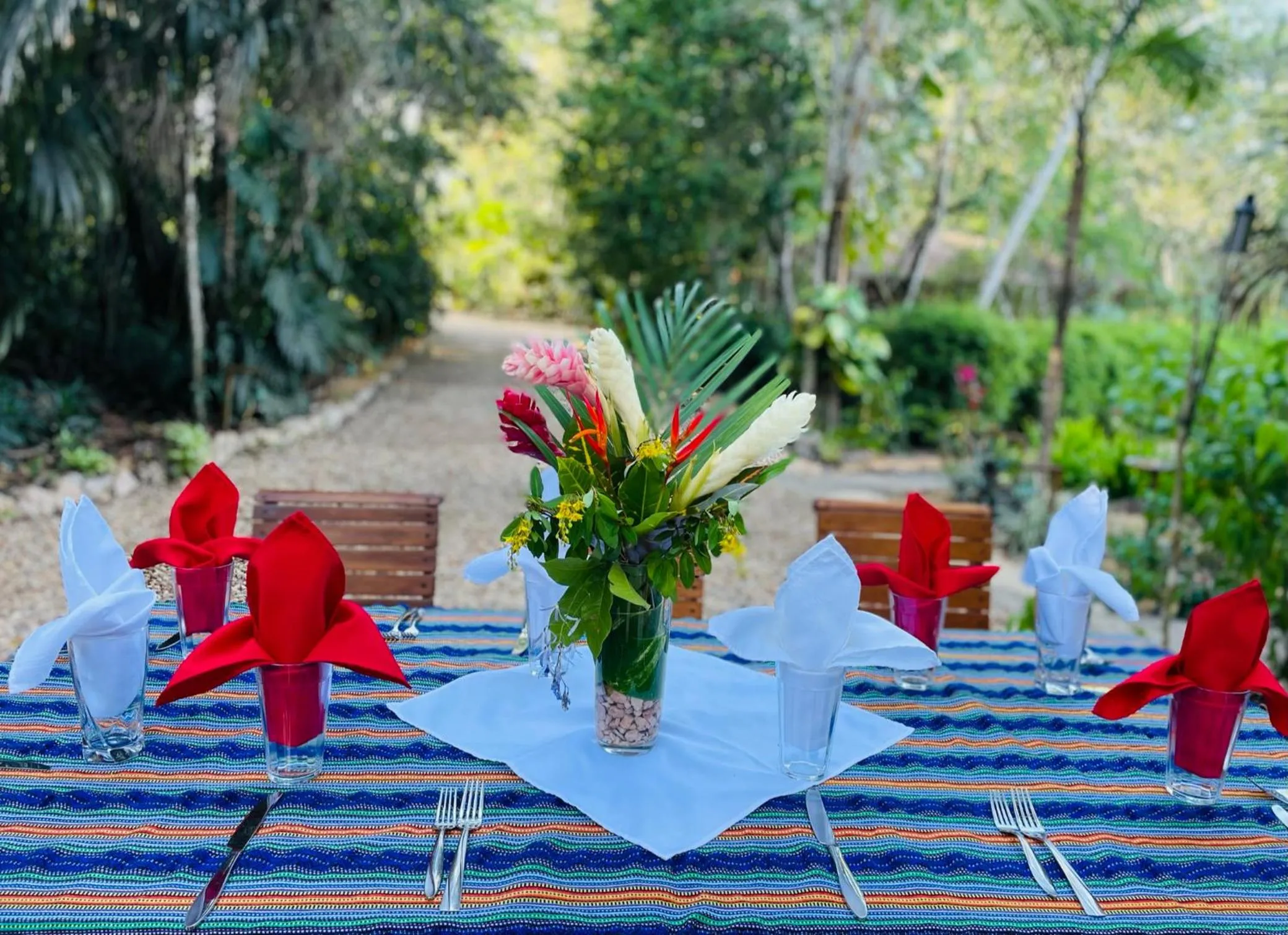 Dining area in Mariposa Jungle Lodge