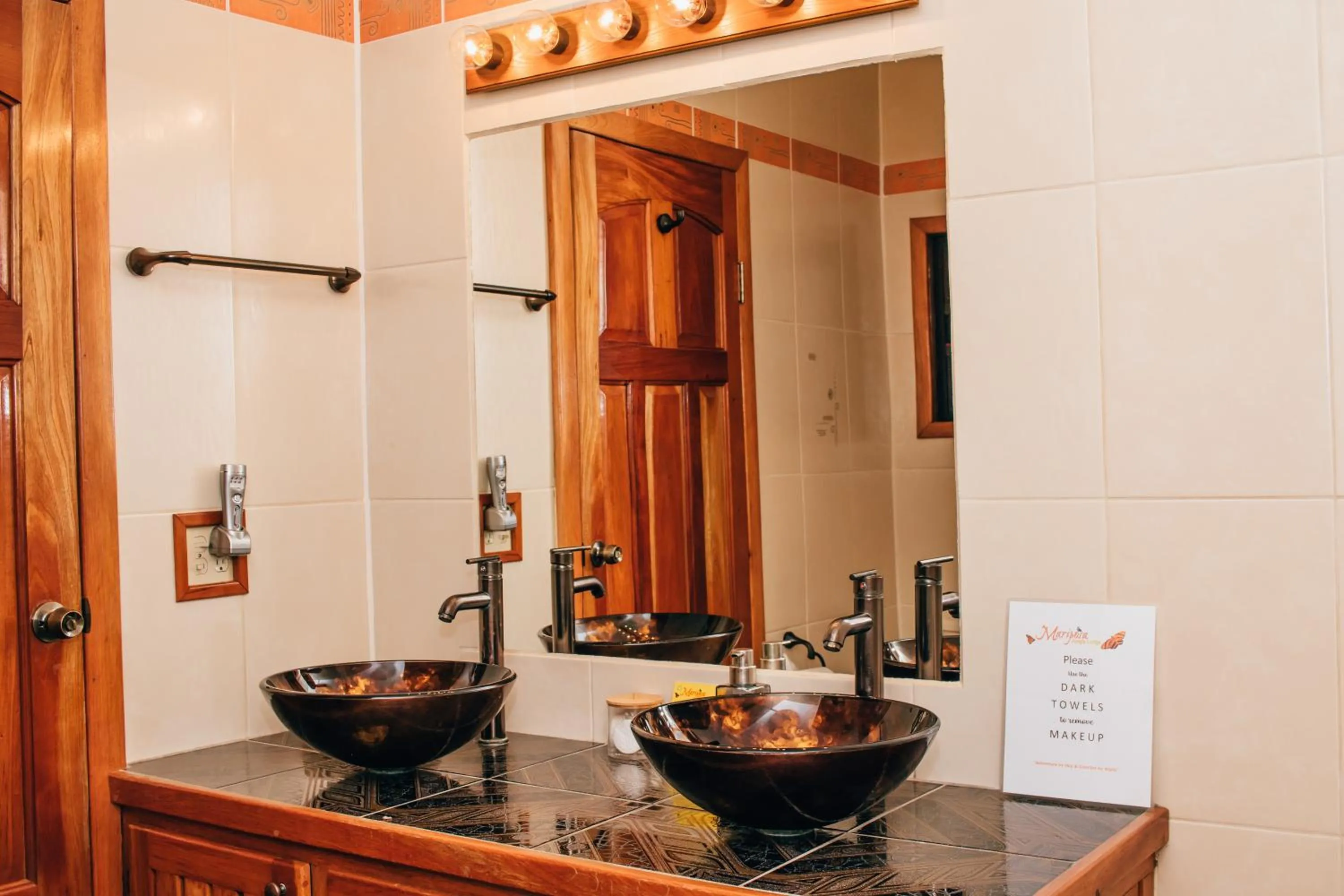 Public Bath in Mariposa Jungle Lodge