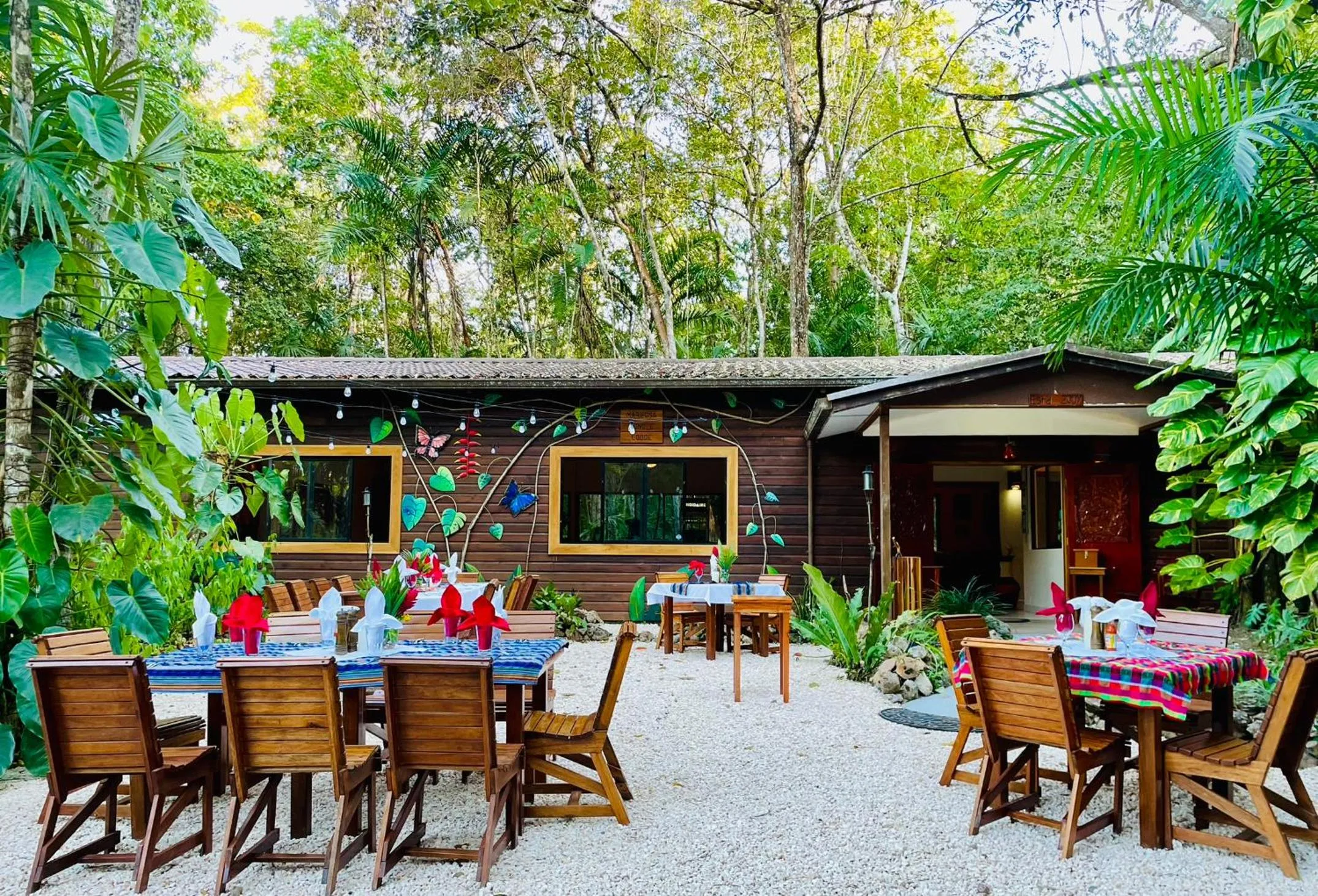 Dining area in Mariposa Jungle Lodge