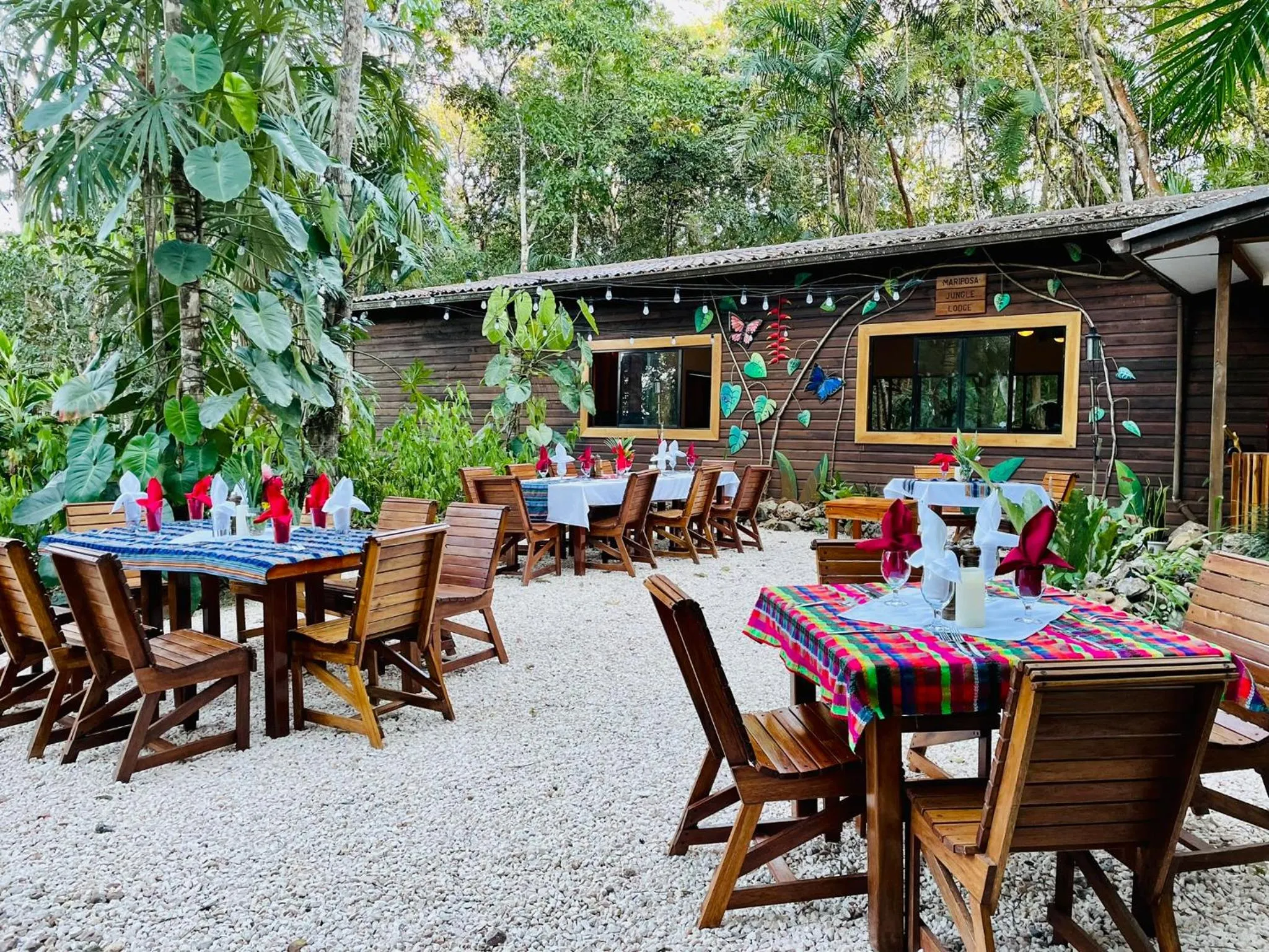 Dining area in Mariposa Jungle Lodge