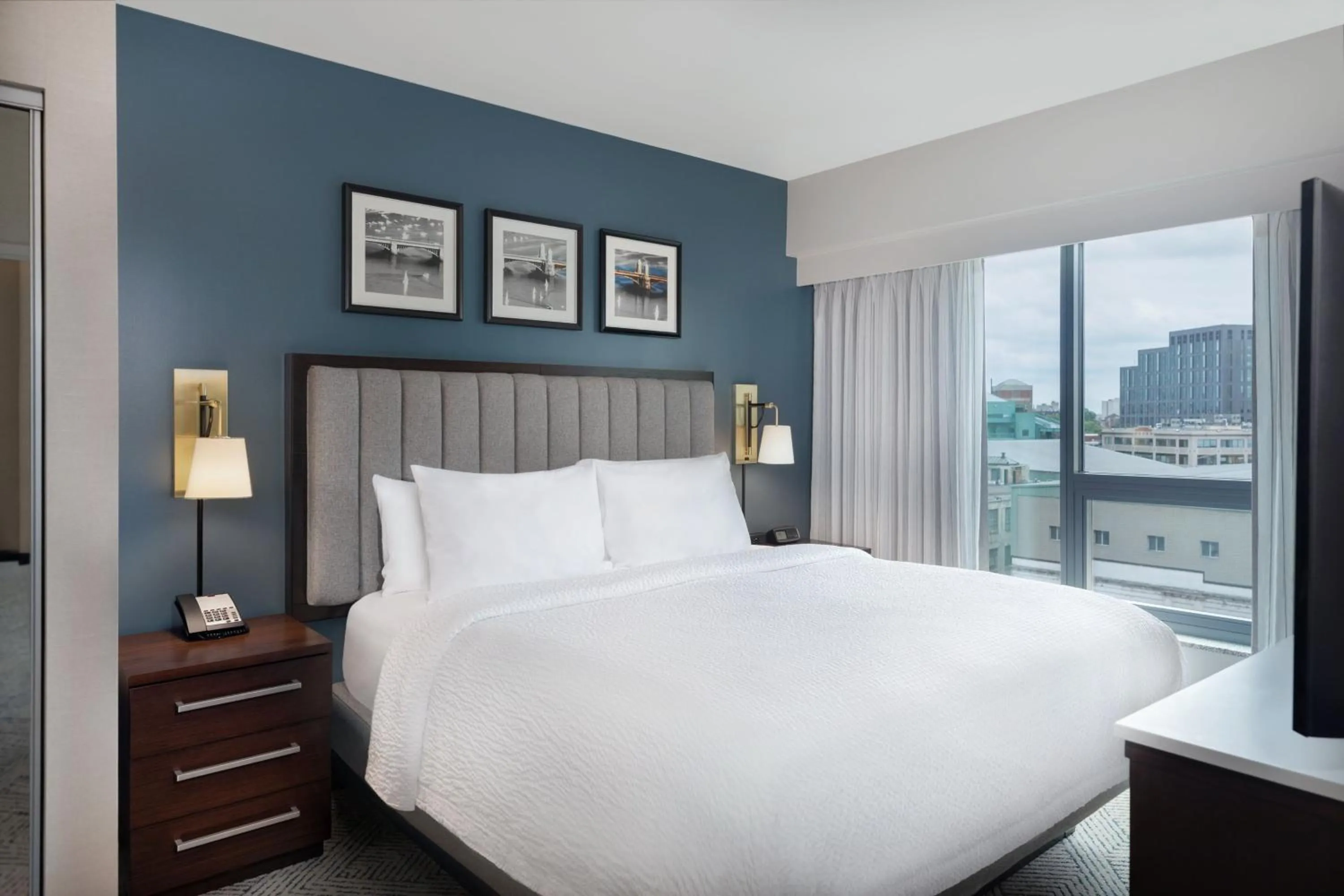 Photo of the whole room, Bed in Residence Inn by Marriott Boston Back Bay/Fenway