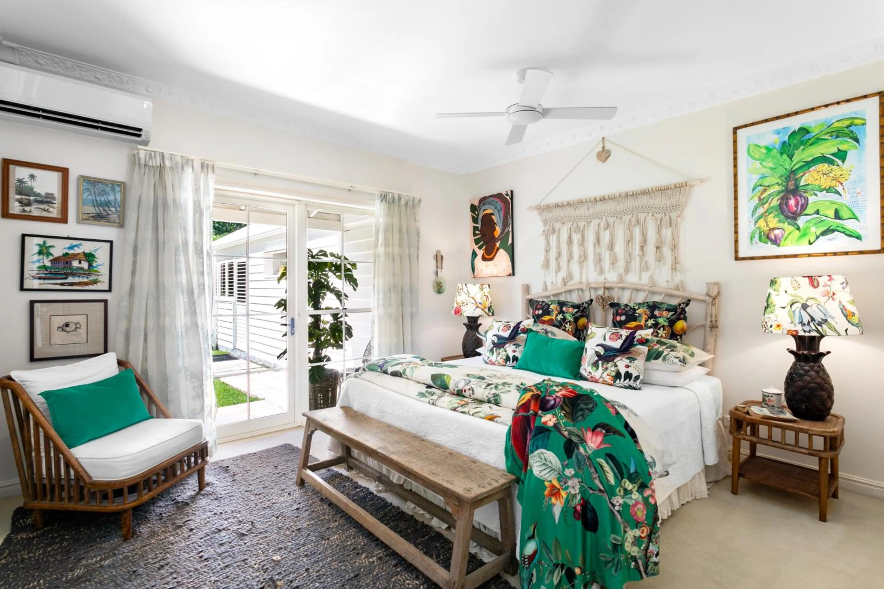 Patio, Bed in Noosa Valley Manor B&B