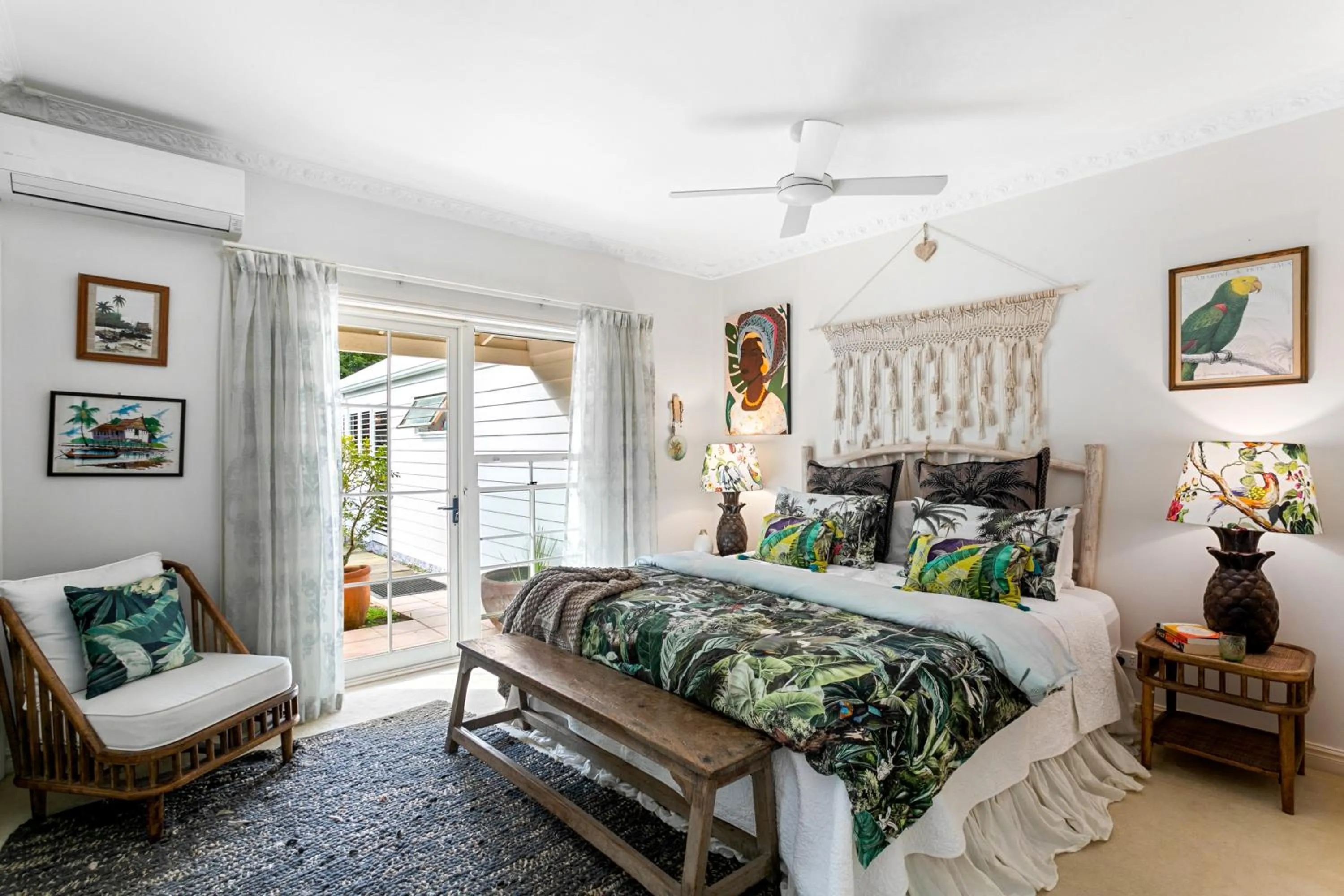 Bed in Noosa Valley Manor B&B