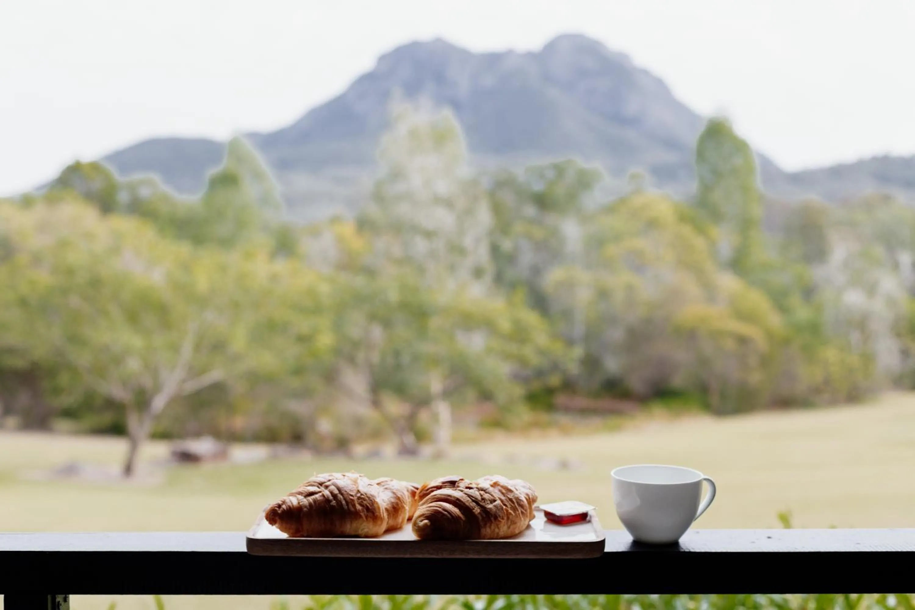 Dining area in Tuckeroo Cottages & Gardens - Blue Wren & Kookaburra