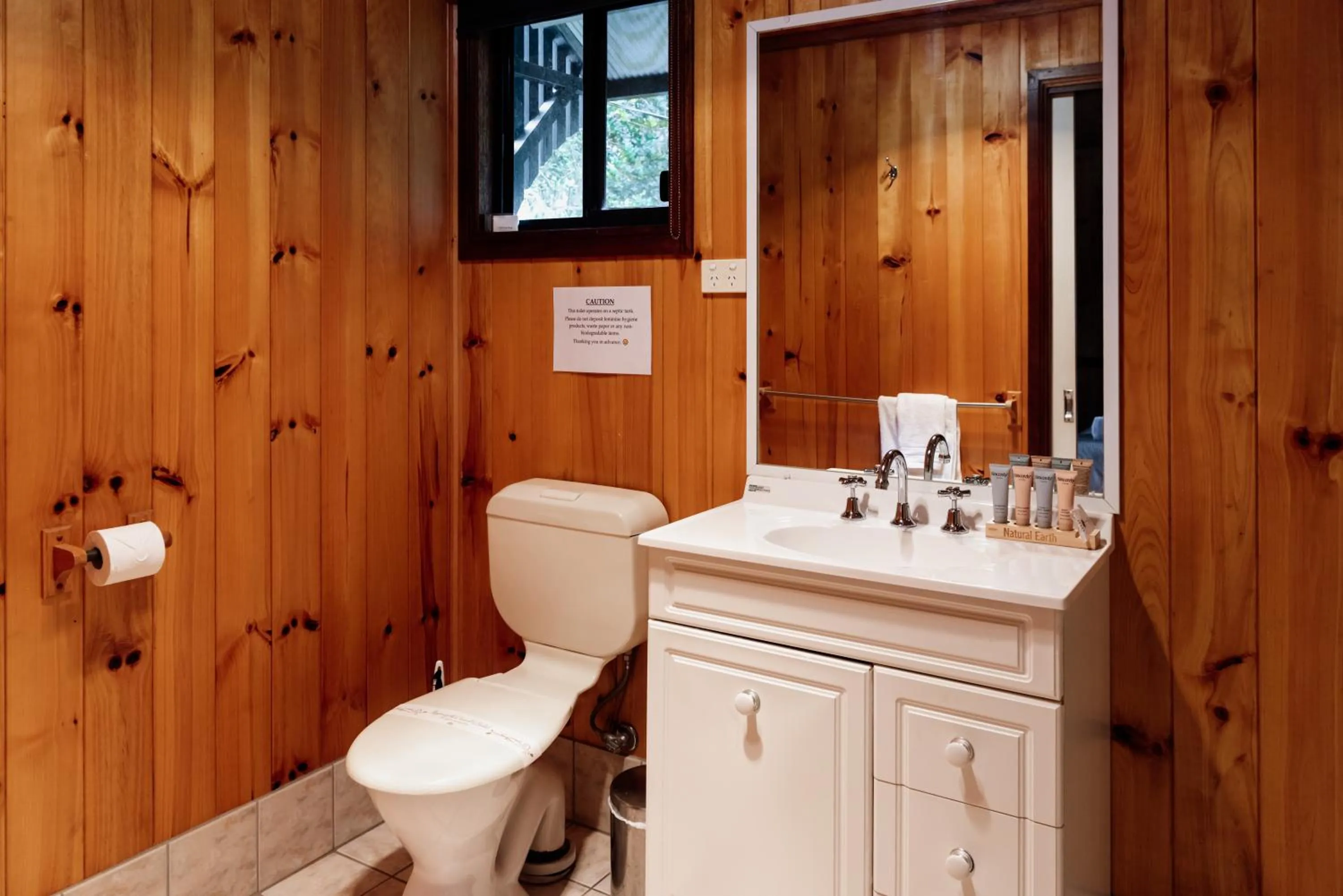 Bathroom in Tuckeroo Cottages & Gardens - Blue Wren & Kookaburra