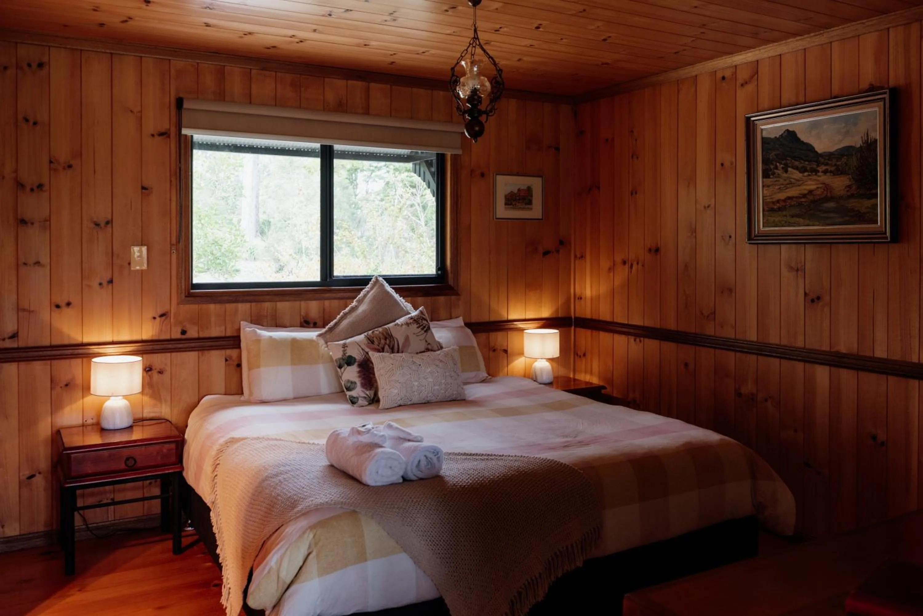 Bed in Tuckeroo Cottages & Gardens - Blue Wren & Kookaburra