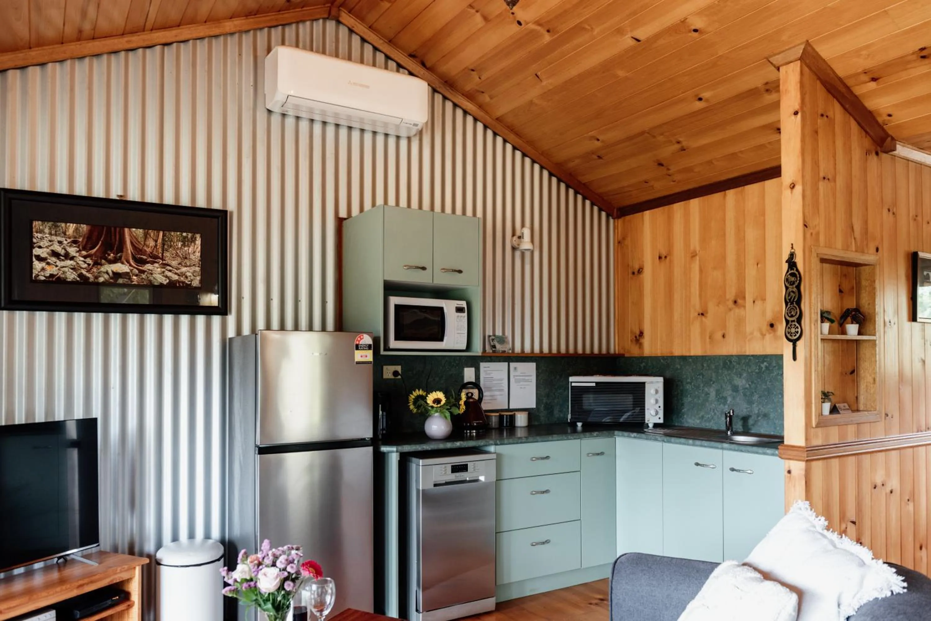 Kitchen or kitchenette in Tuckeroo Cottages & Gardens - Blue Wren & Kookaburra