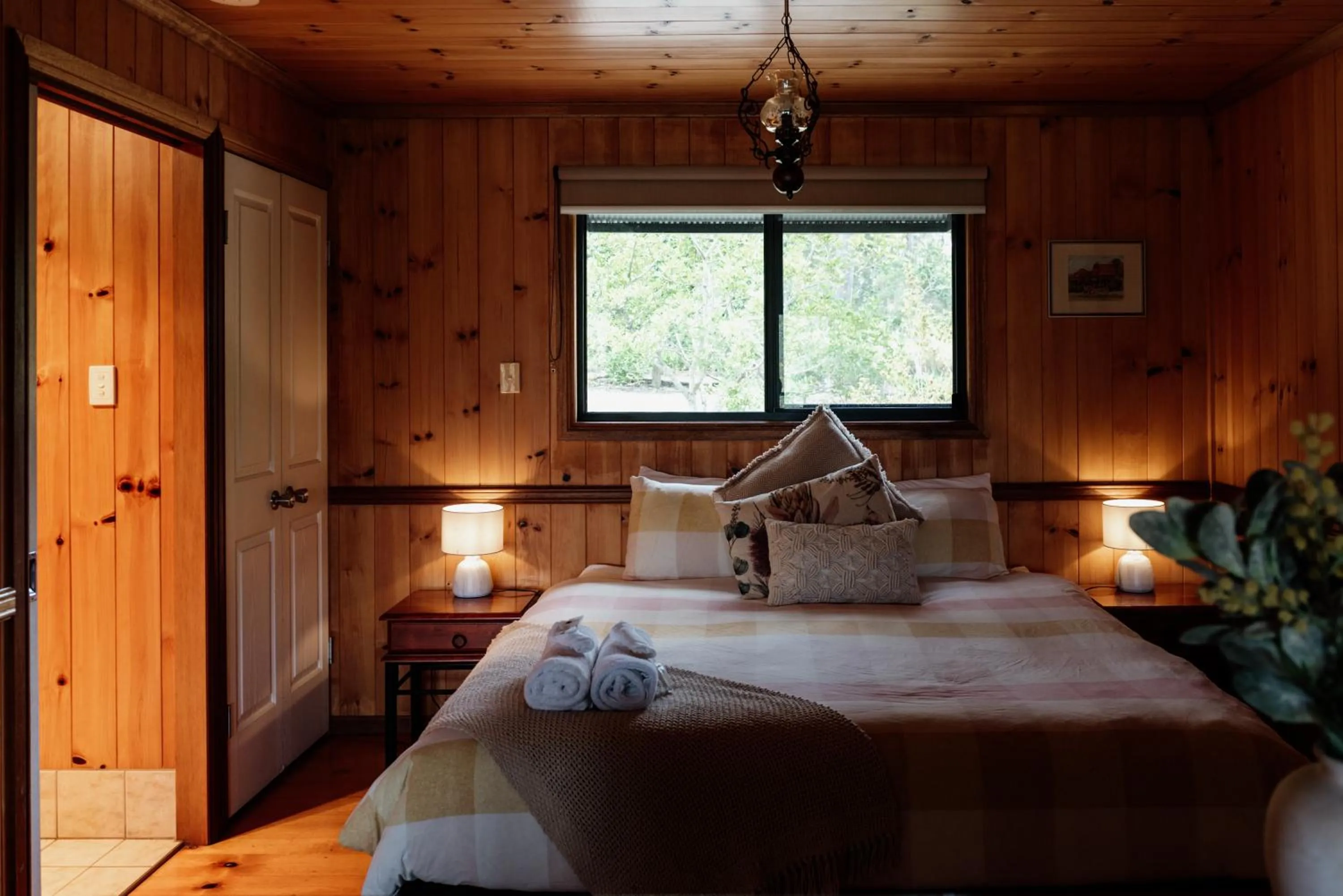 Bed in Tuckeroo Cottages & Gardens - Blue Wren & Kookaburra