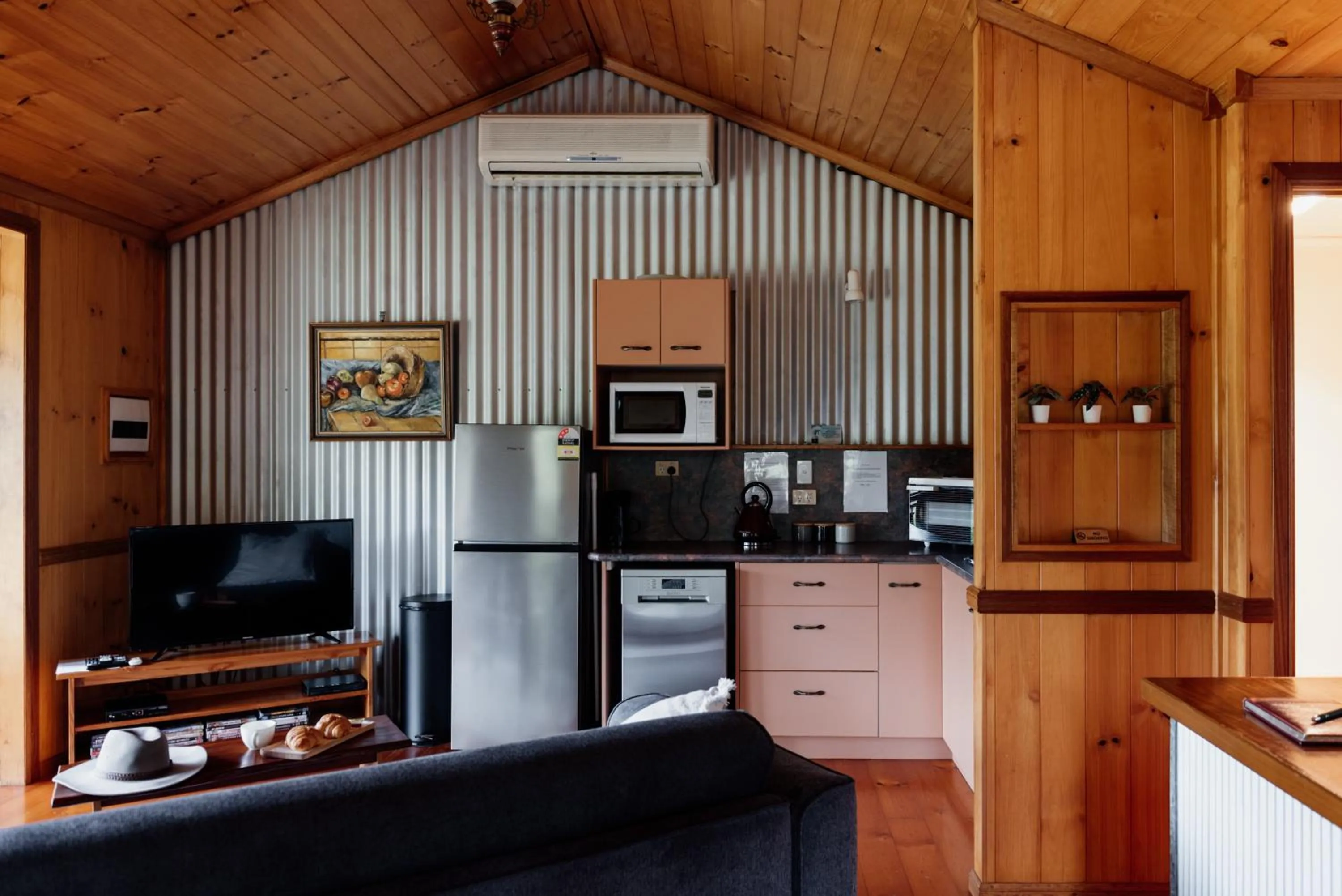 Kitchen or kitchenette in Tuckeroo Cottages & Gardens - Blue Wren & Kookaburra