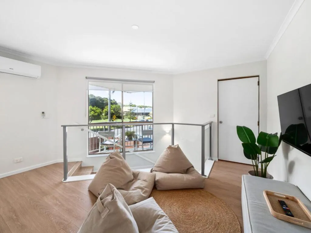 Communal lounge/ TV room in Ocean Park Motel & Holiday Apartments