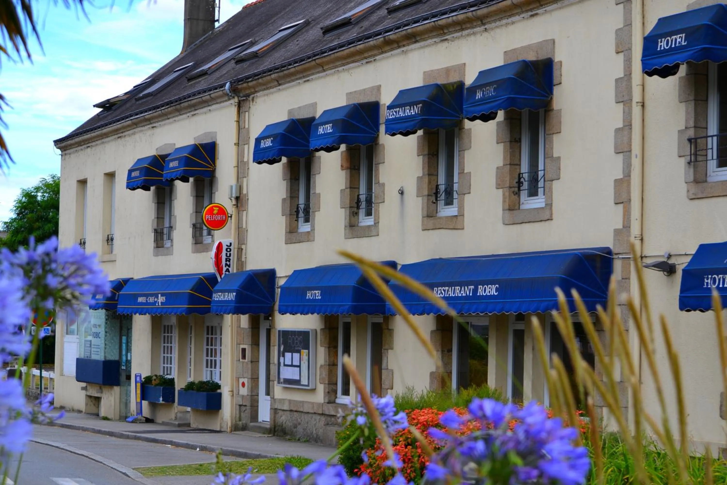 Property building in Brit Hotel Essentiel Pontivy Robic